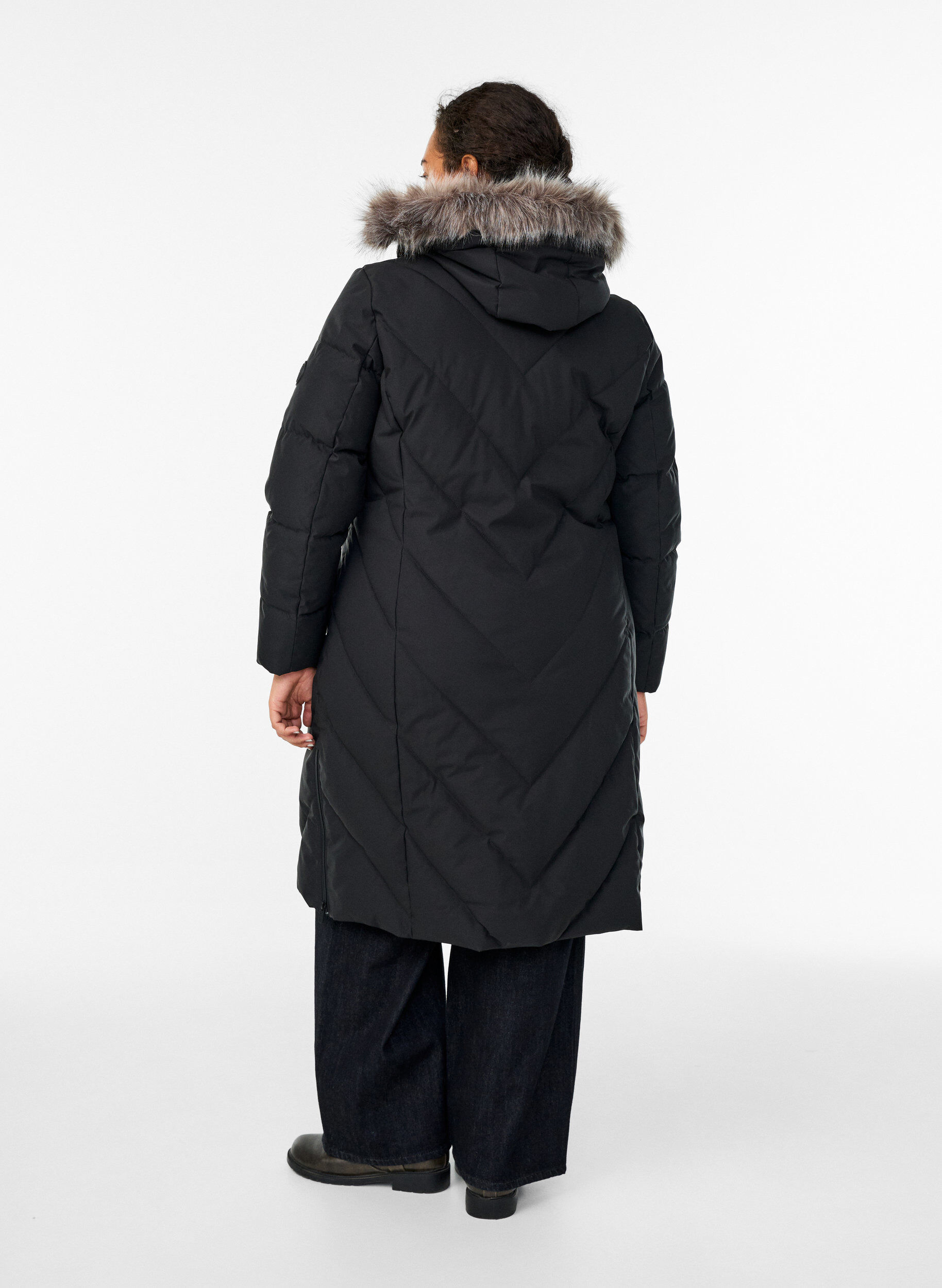 Zizzi Long manteau d'hiver &agrave; fermeture &agrave; attaches et col en fausse fourrure, Noir, Model image number 2