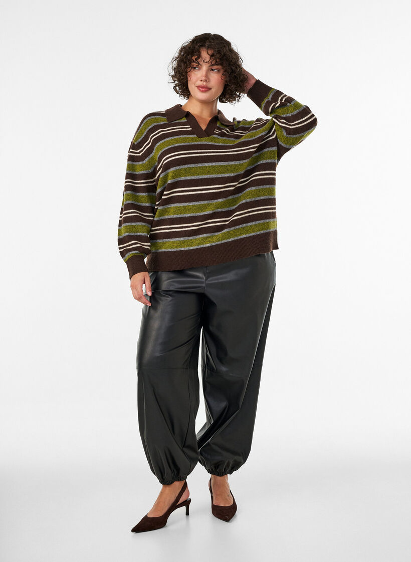 Strickbluse mit Streifen und Polokragen, Braun, Model
