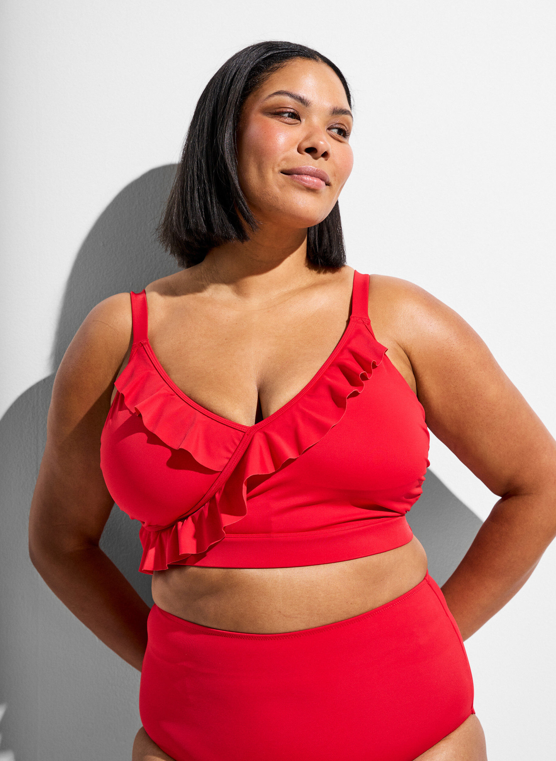 ZizziBikinioberteil mit R&uuml;schen und herausnehmbaren Eins&auml;tzen, Rot, Model image number 0