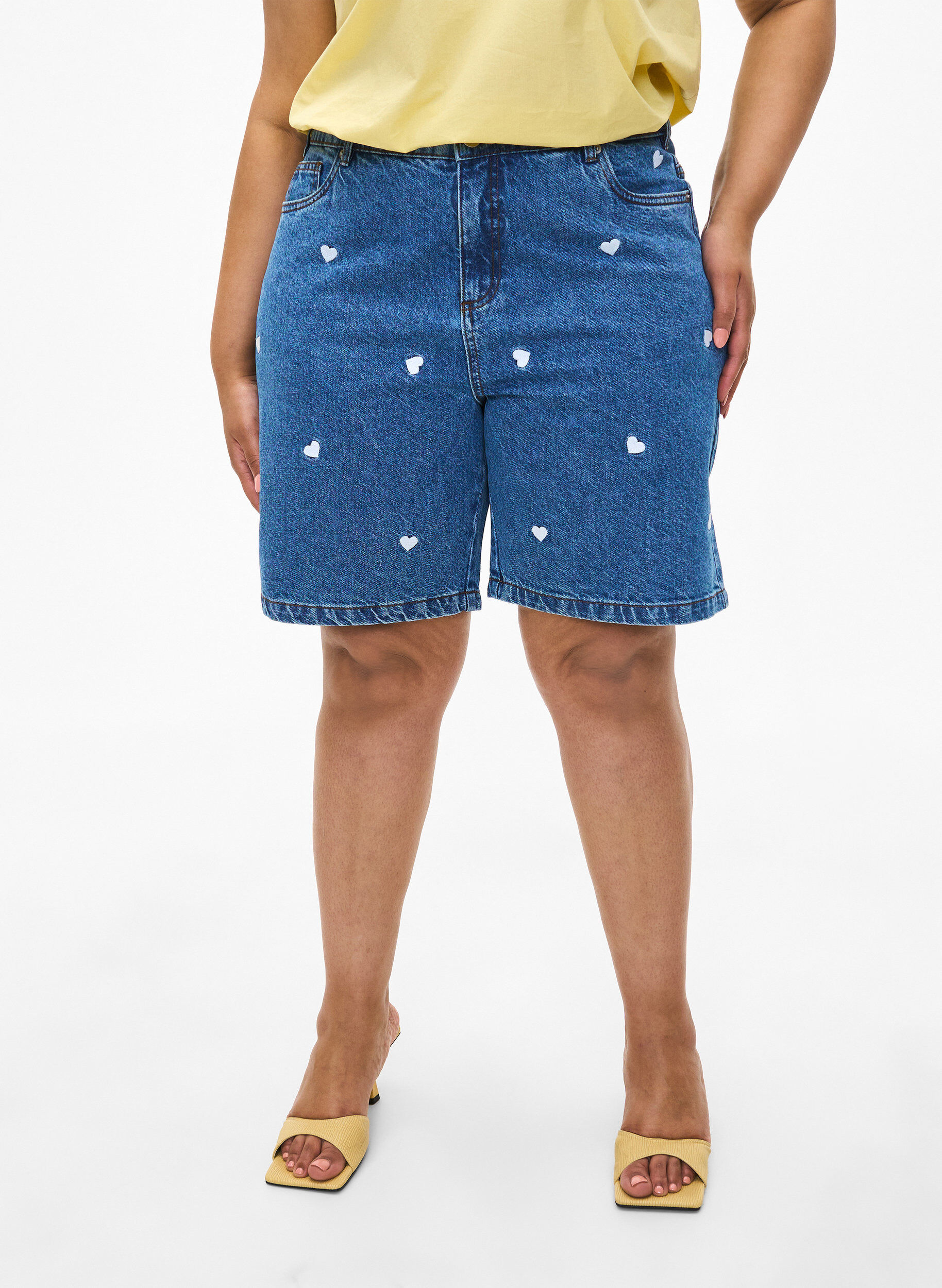 Zizzi Shorts en jean taille haute orn&eacute;s de c&oelig;urs brod&eacute;s, Bleu Clair, Model image number 3