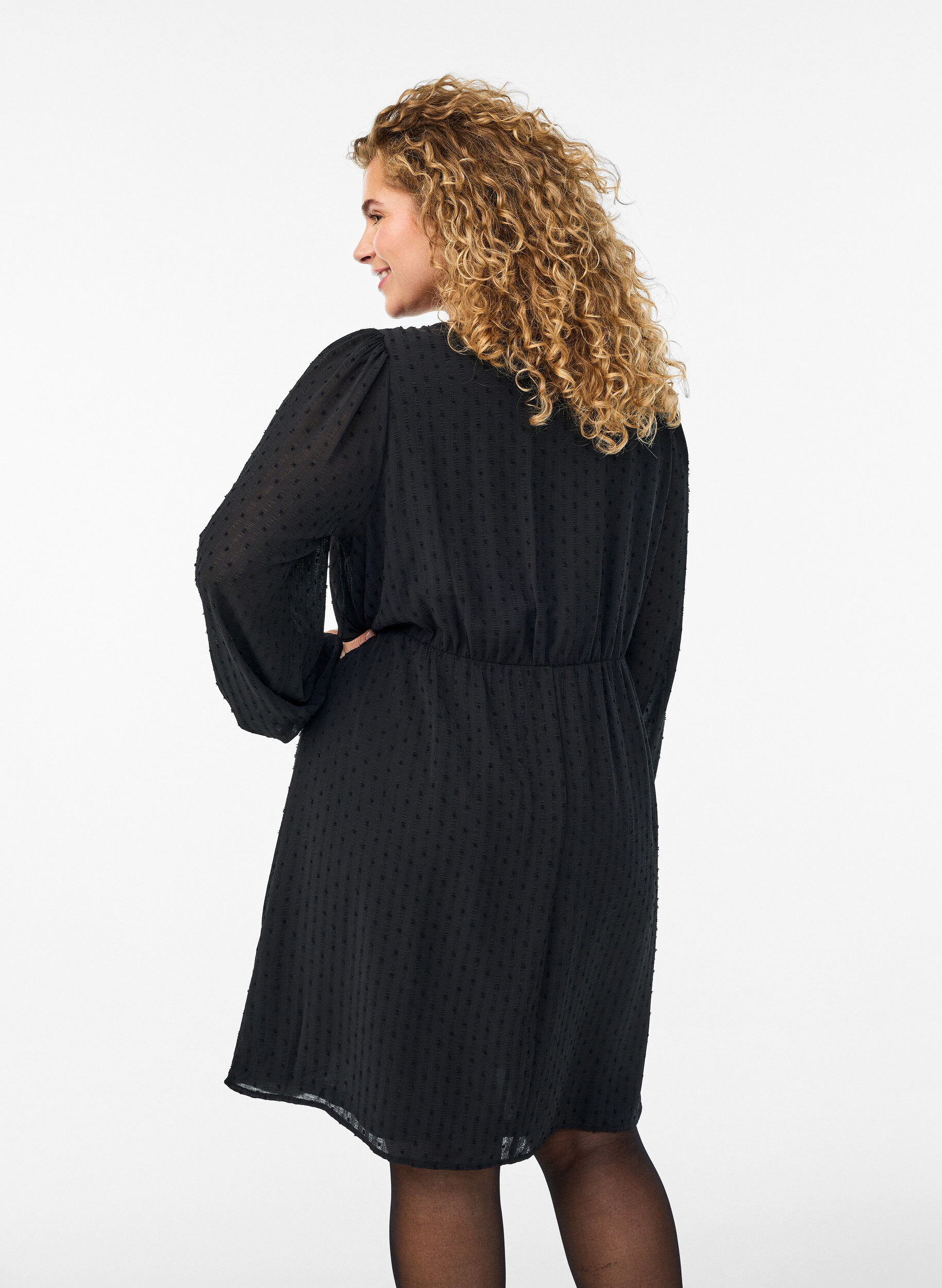 Zizzi Kurzes Kleid mit Ton-in-Ton-Streifen und texturierten Punkten, Schwarz, Model image number 2