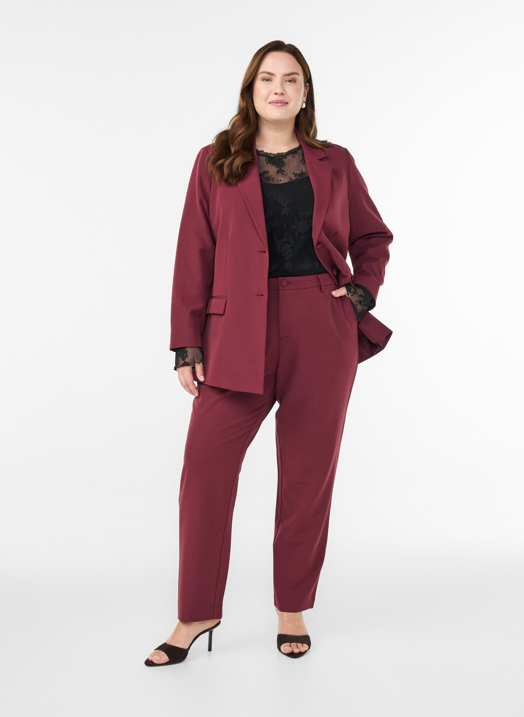 Hose mit Taschen und geraden Beinen, Rot, Model
