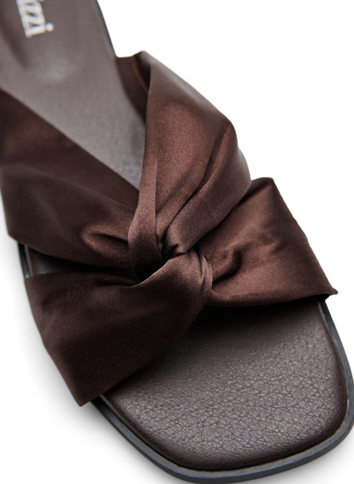 Sandales plates avec brides crois&eacute;es en satin, Marron, Packshot image number 2