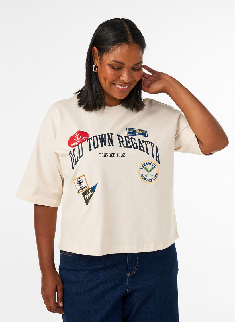 T-shirt avec texte imprim&eacute; et badges, Beige, Model image number 0