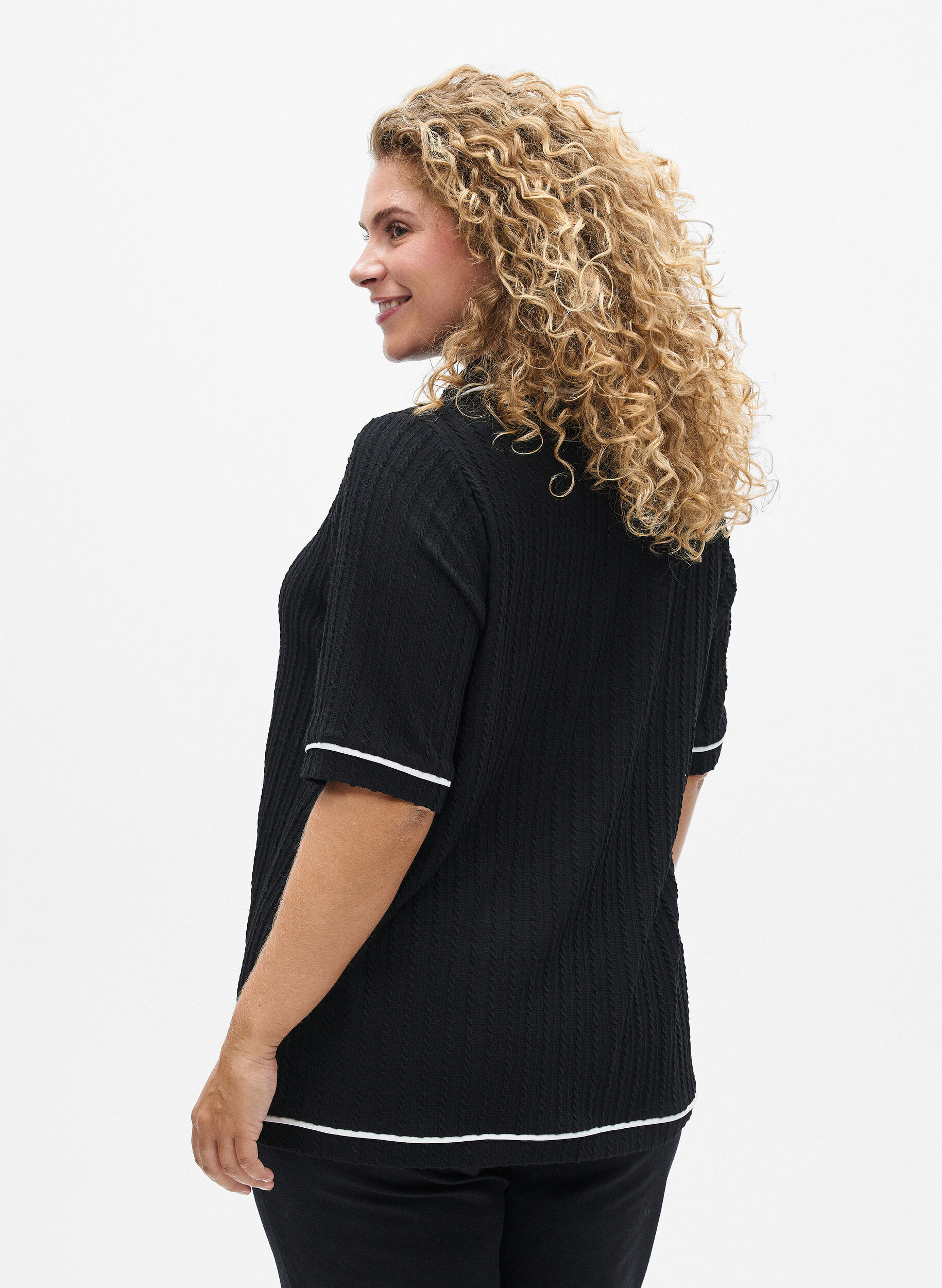 Zizzi Poloshirt aus texturiertem Jersey mit Kontrastborten, Schwarz, Model image number 2