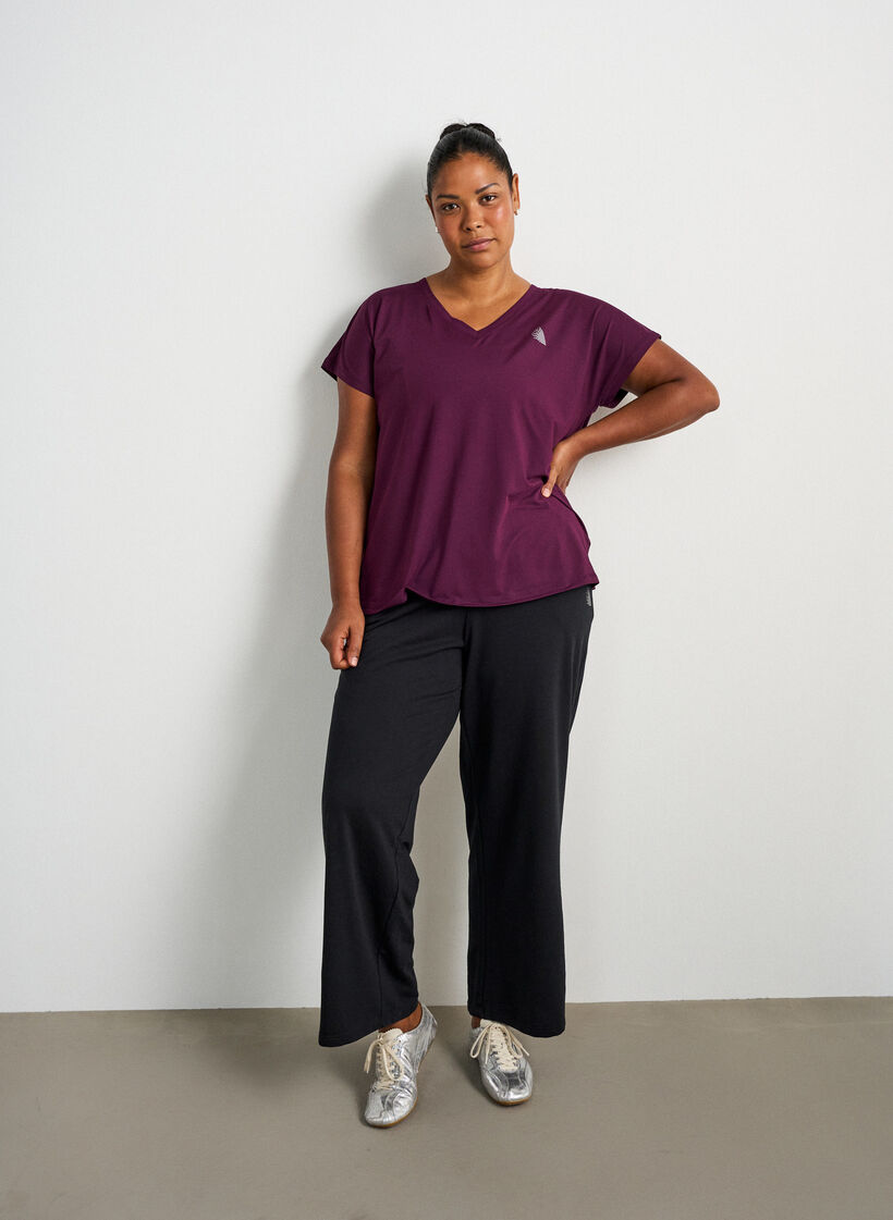 Loose training t-shirt with V-neck, Violet, Model image number 1