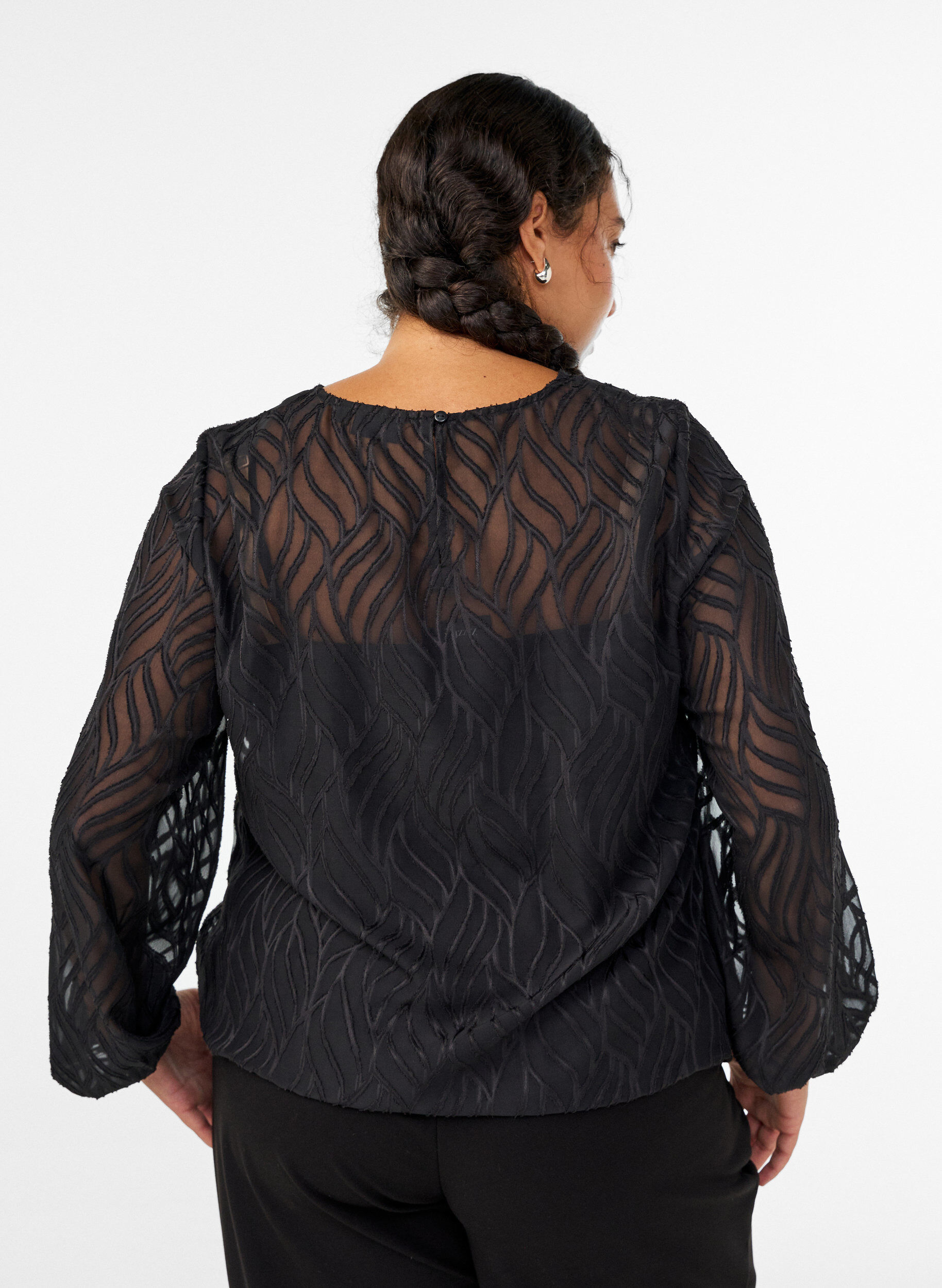 Zizzi Blouse en mousseline avec un motif textur&eacute;, Noir, Model image number 2