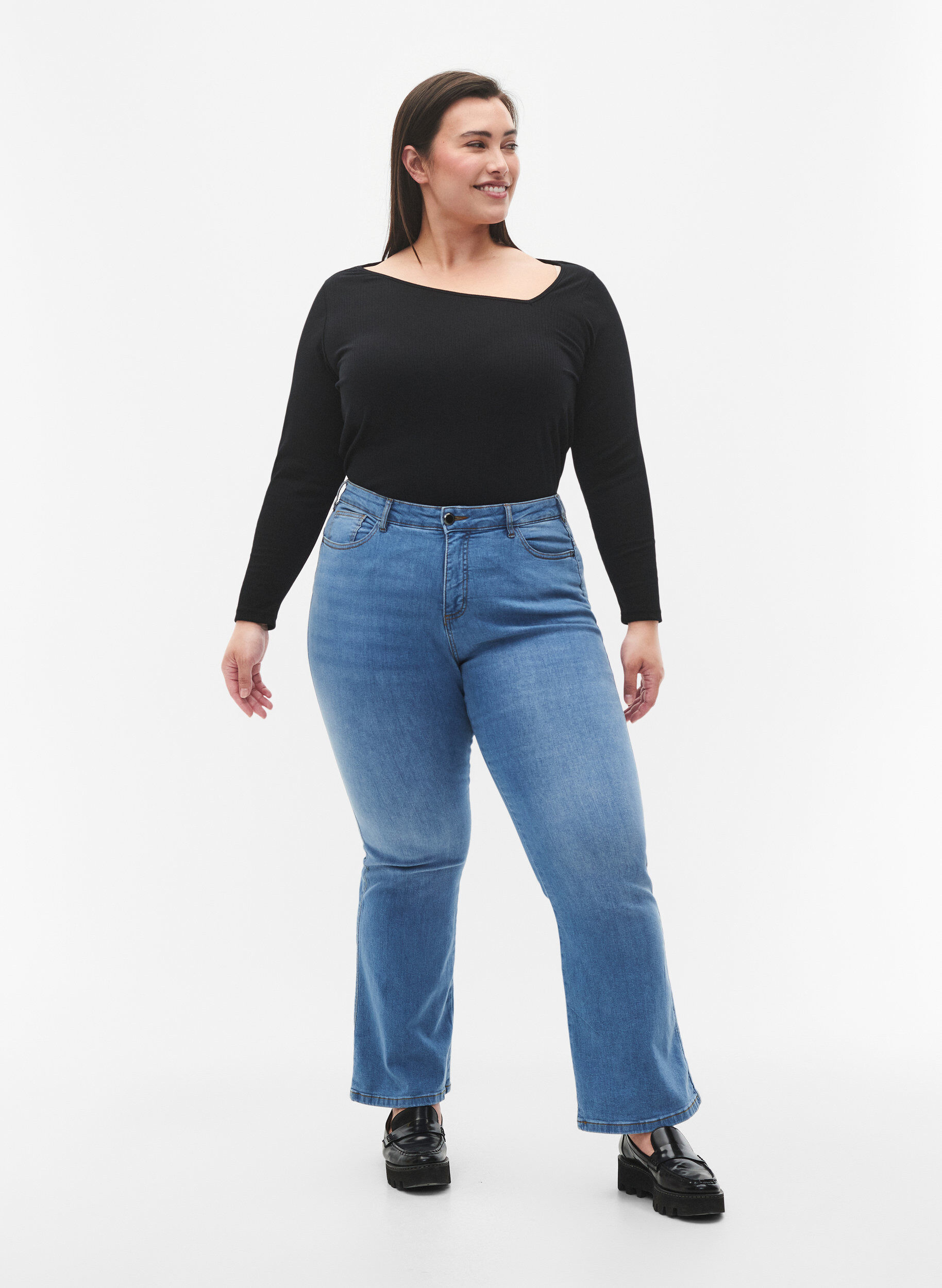 Zizzi Lang&auml;rmliges T-Shirt mit asymmetrischer Schnitt, Black, Model image number 2