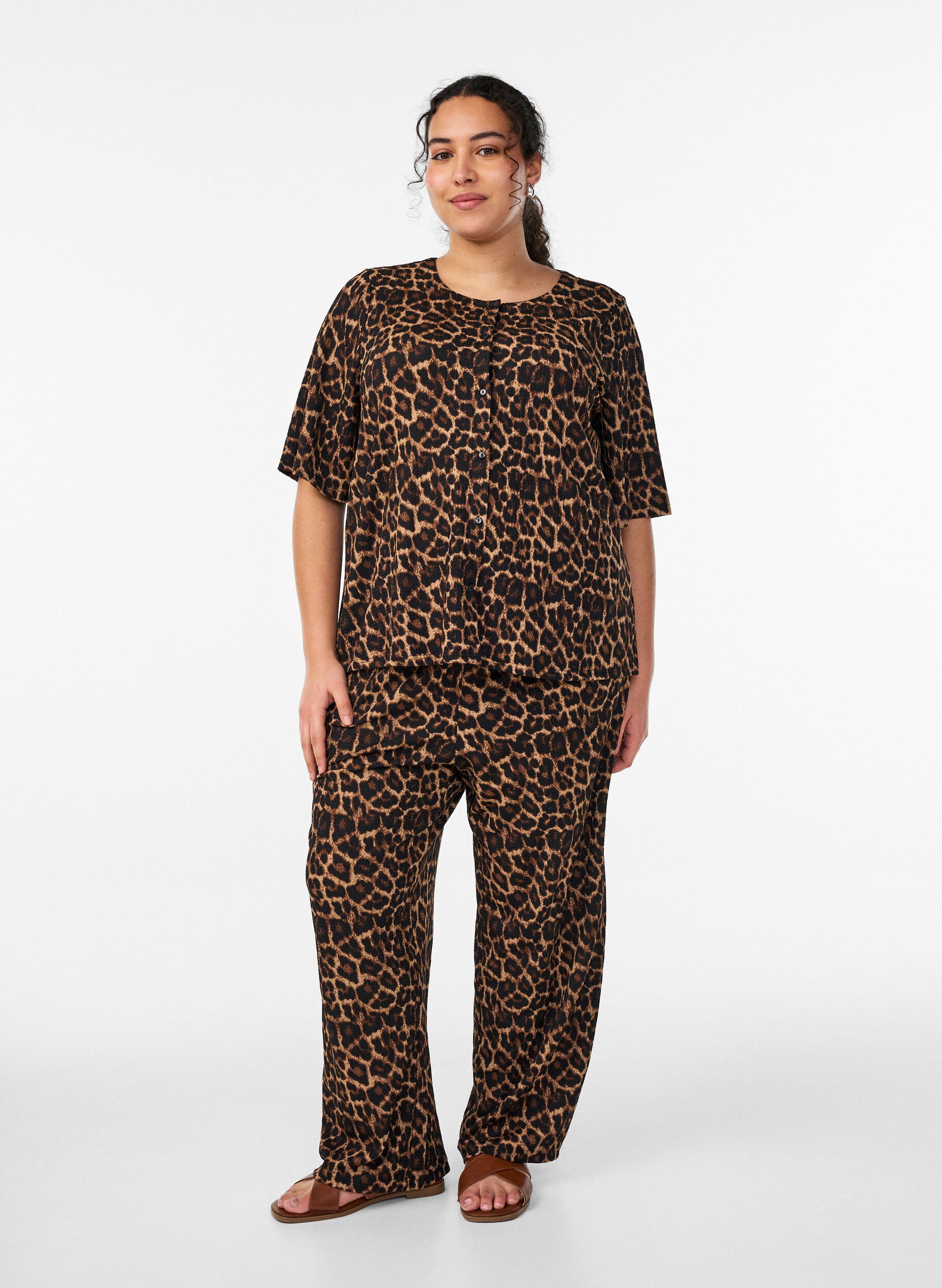 Zizzi Hose mit weitem Bein aus einem leichten strukturierten Stoff, Schwarz, Model image number 0