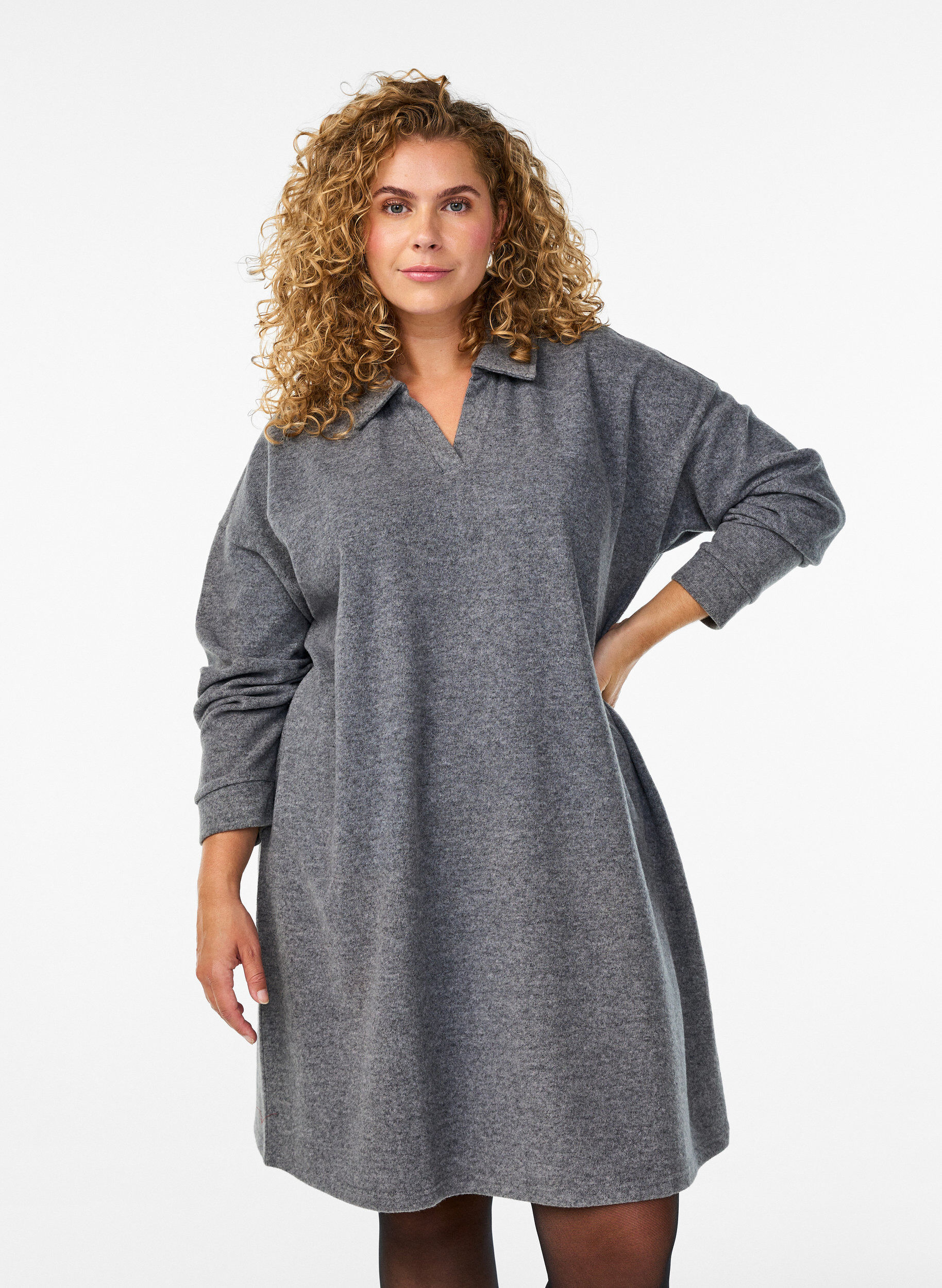 Zizzi Knielanges Kleid aus Jersey mit V-Ausschnitt und Kragen, Grau, Model image number 1