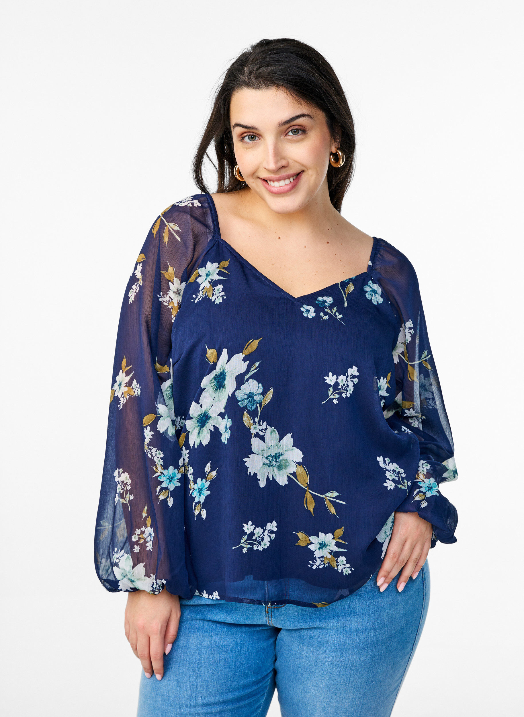 Bluse aus Chiffon mit gebl&uuml;mtem Print und langen &Auml;rmeln, Blau, Model