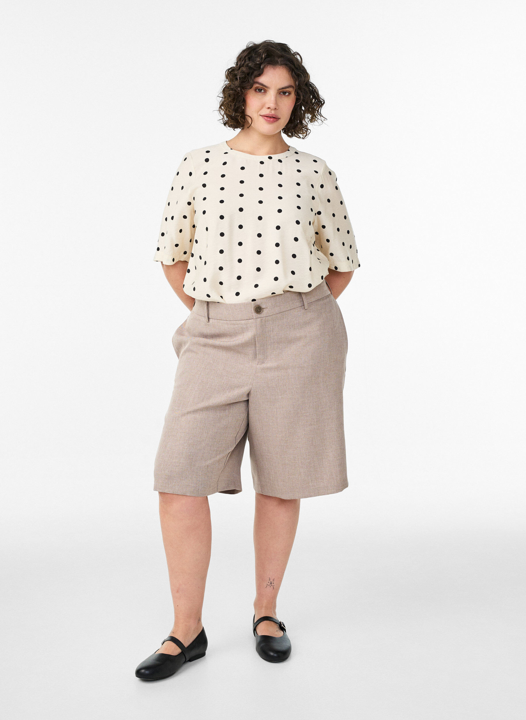 Zizzi Blouse en viscose &agrave; pois et manches courtes, Vanille, Model image number 1