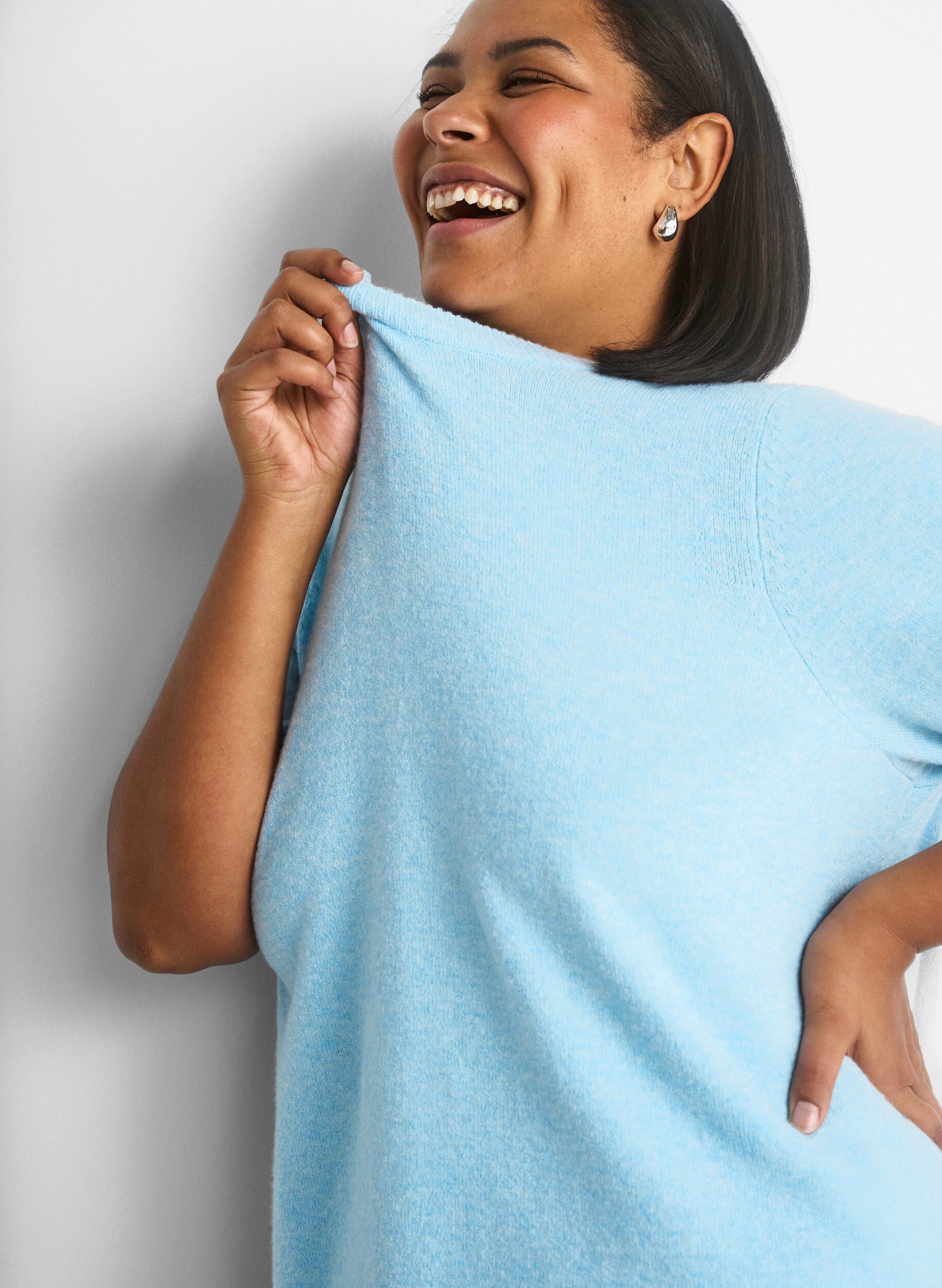 Zizzi Bluse aus Strick mit kurzen &Auml;rmeln, Blau, Model image number 3