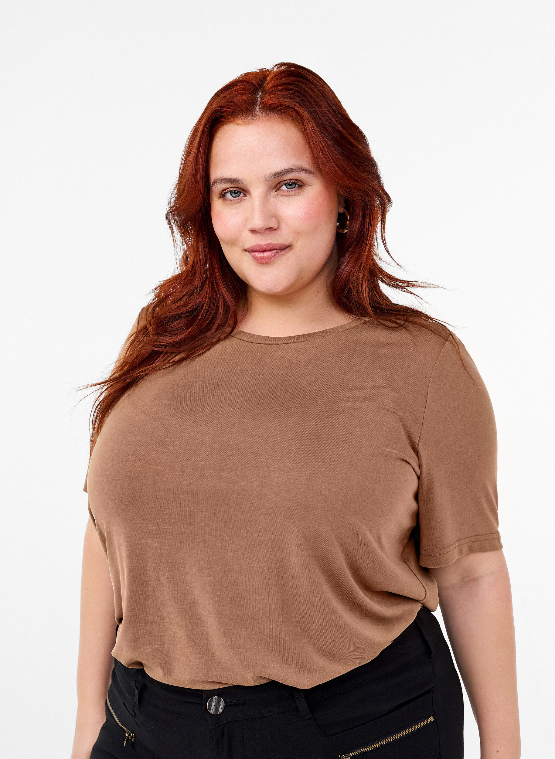 Zizzi T-Shirt aus TENCEL&trade; Modal mit Rundhalsausschnitt, Braun, Model image number 0