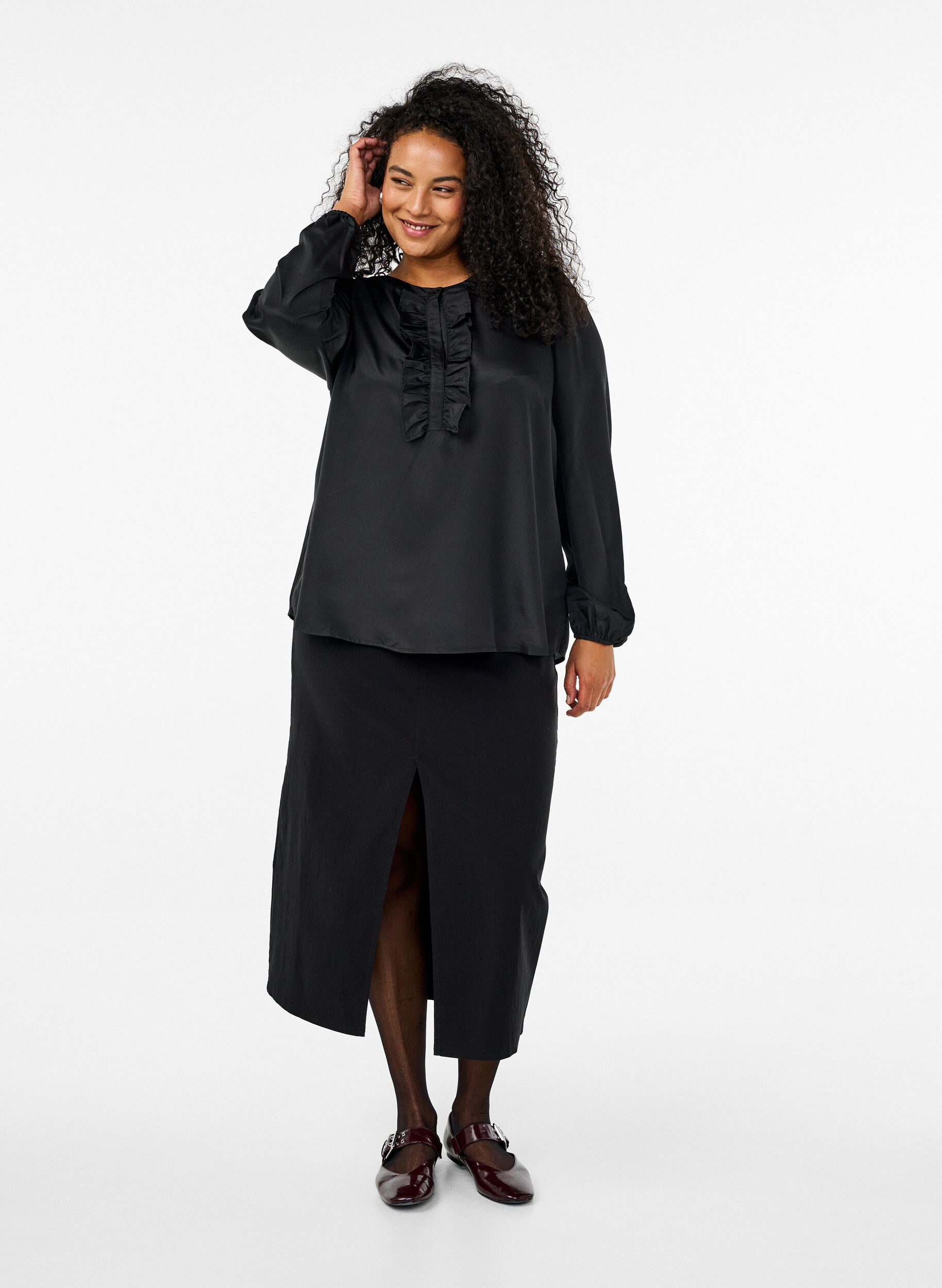 Zizzi Satinbluse mit Volantdetails, Black, Model image number 2