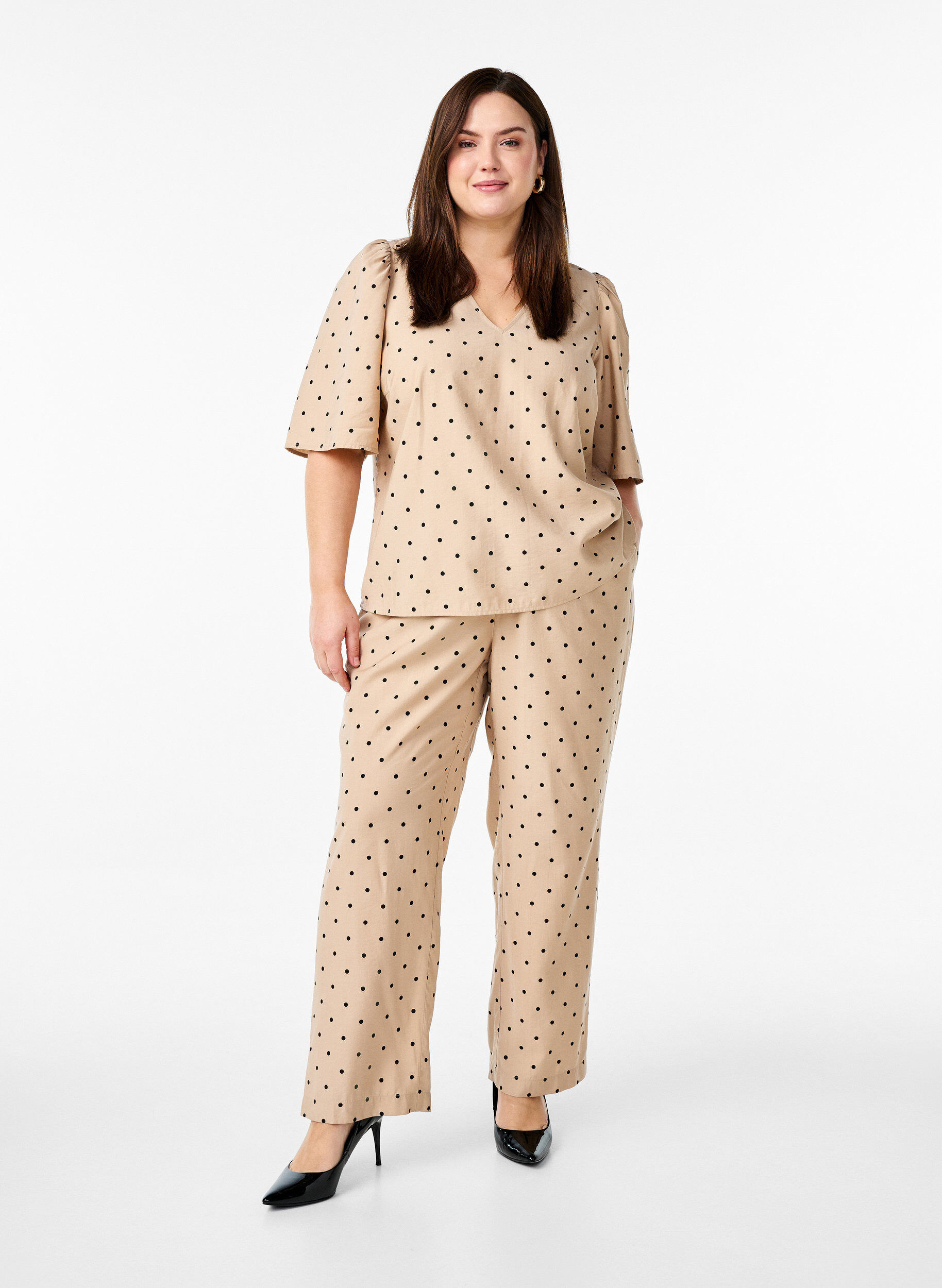 Zizzi Bluse mit lockeren &Auml;rmeln und V-Ausschnitt, Beige, Model image number 1