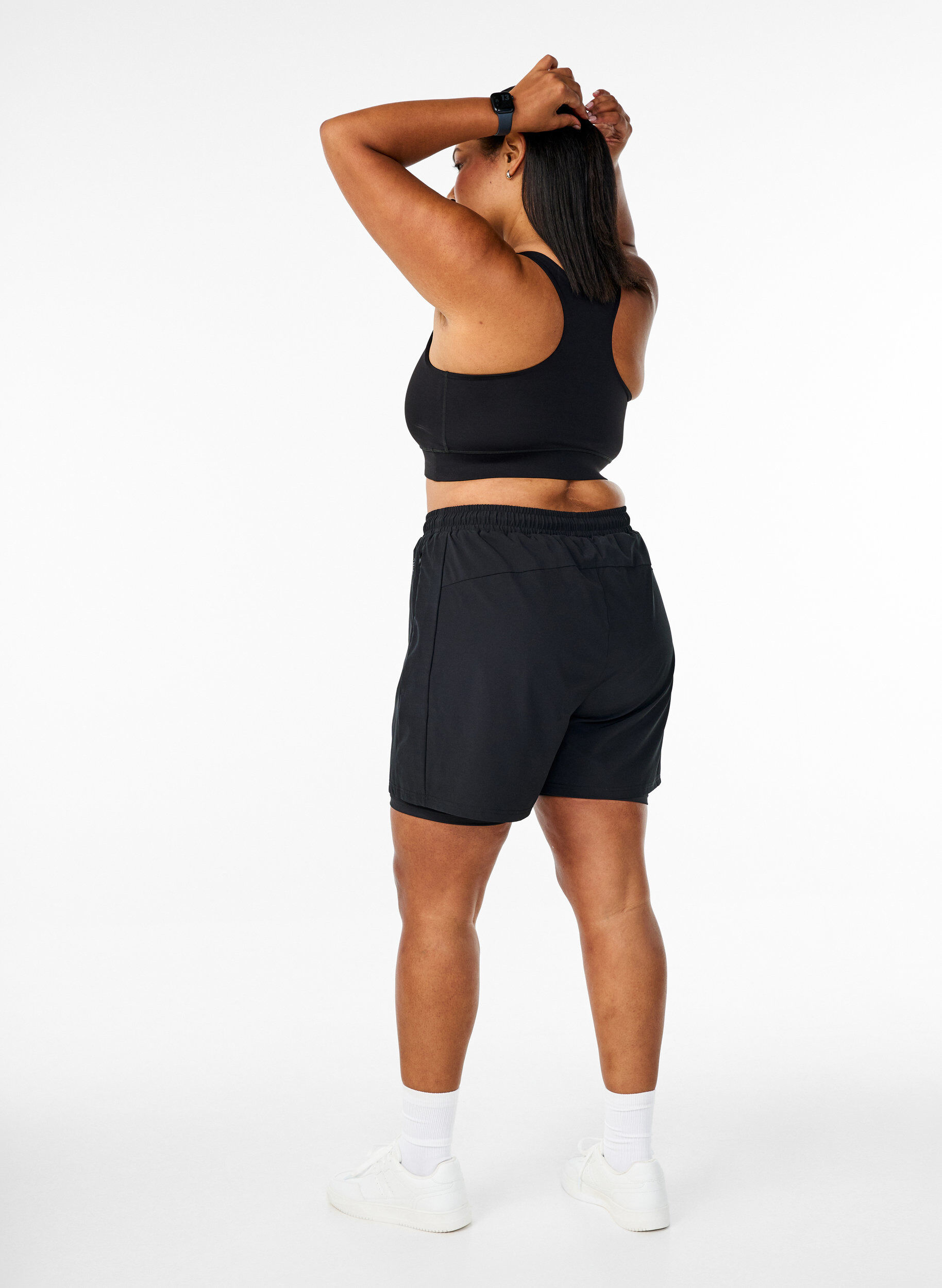 Zizzi Trainingshorts mit Innenhose, Schwarz, Model image number 2