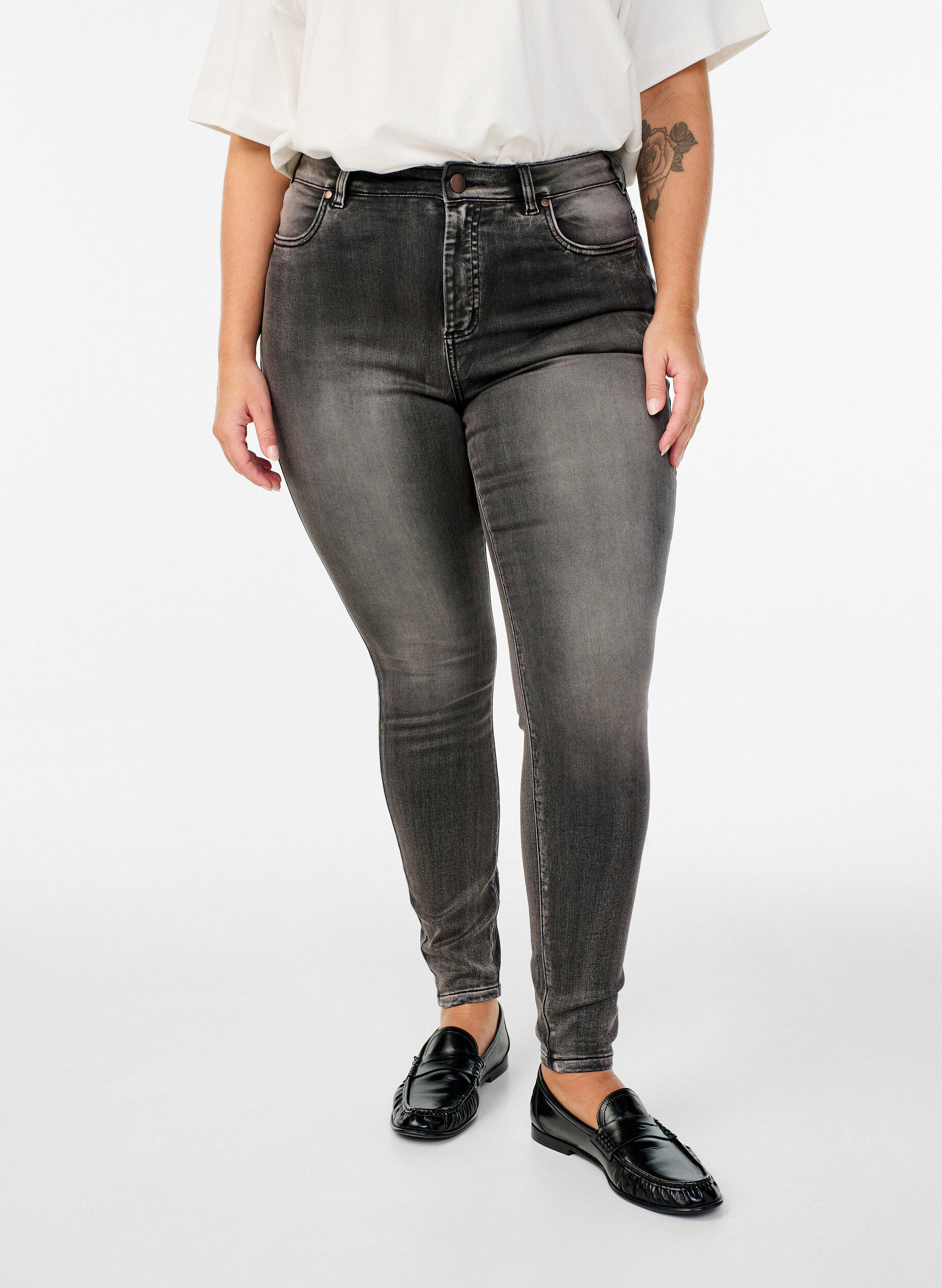 Zizzi Jean Amy super slim &agrave; taille haute, Gris anthracite, Model image number 2