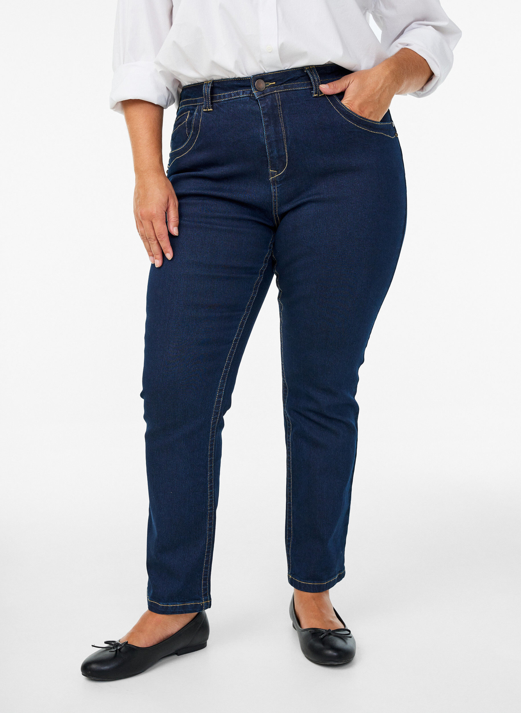 Zizzi Slim Fit Vilma Jeans mit hoher Taille, Blau, Model image number 3