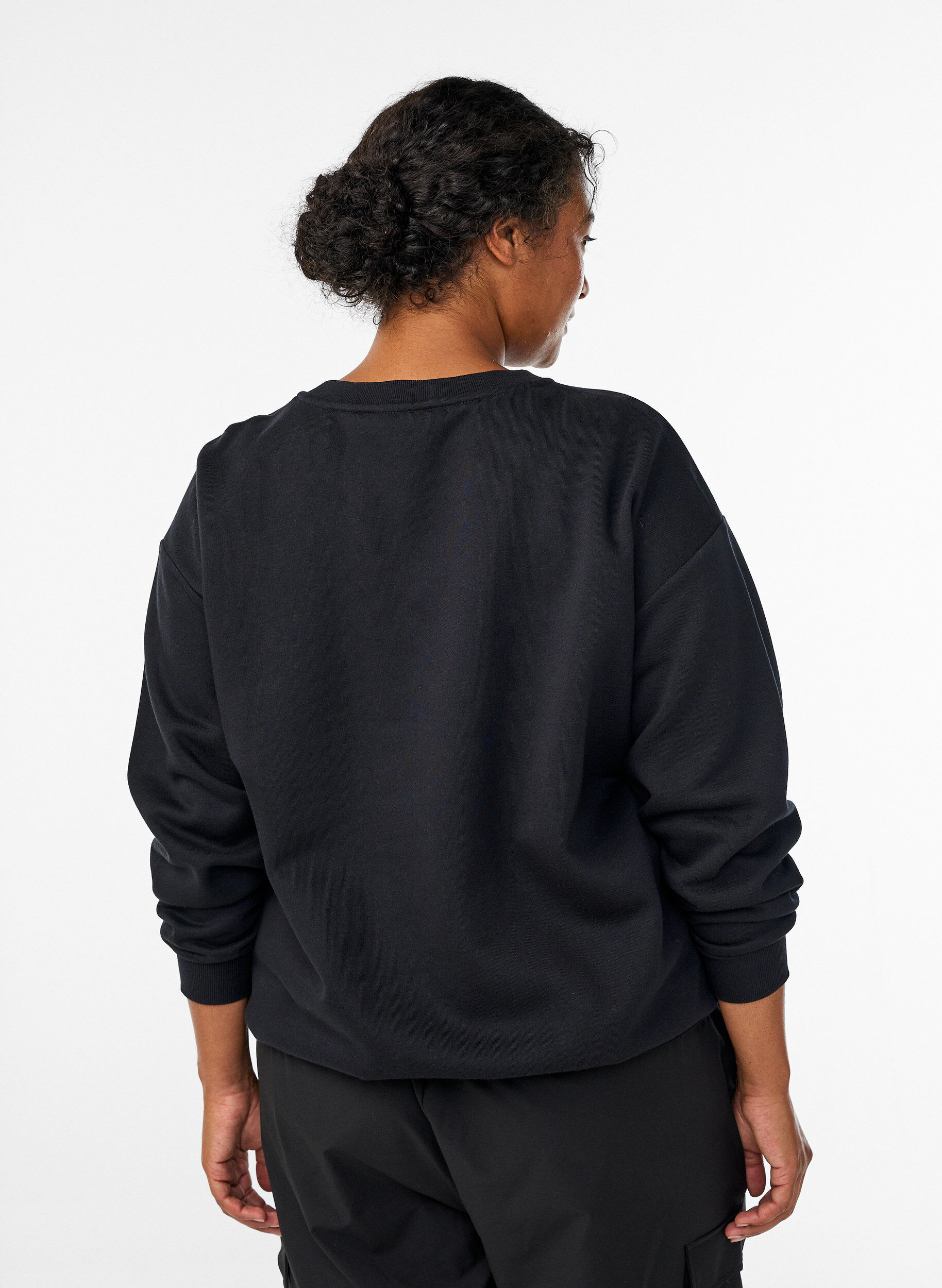Zizzi Sweatshirt avec d&eacute;tail statement, Noir, Model image number 2