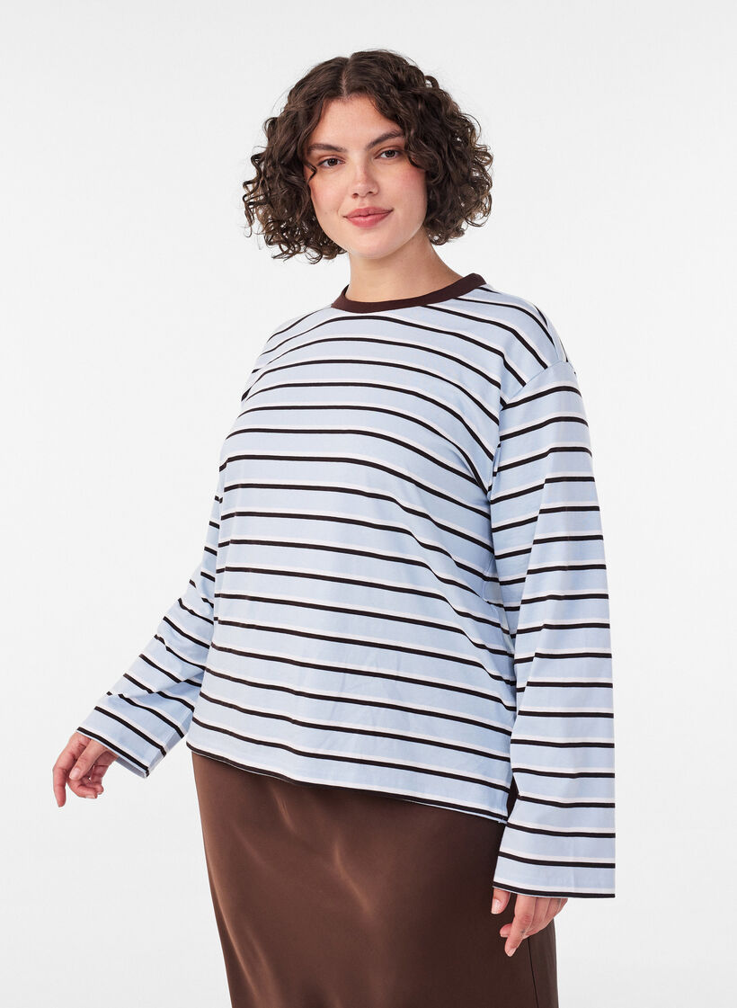 Basic T-Shirt mit langen &Auml;rmeln, Blau, Model