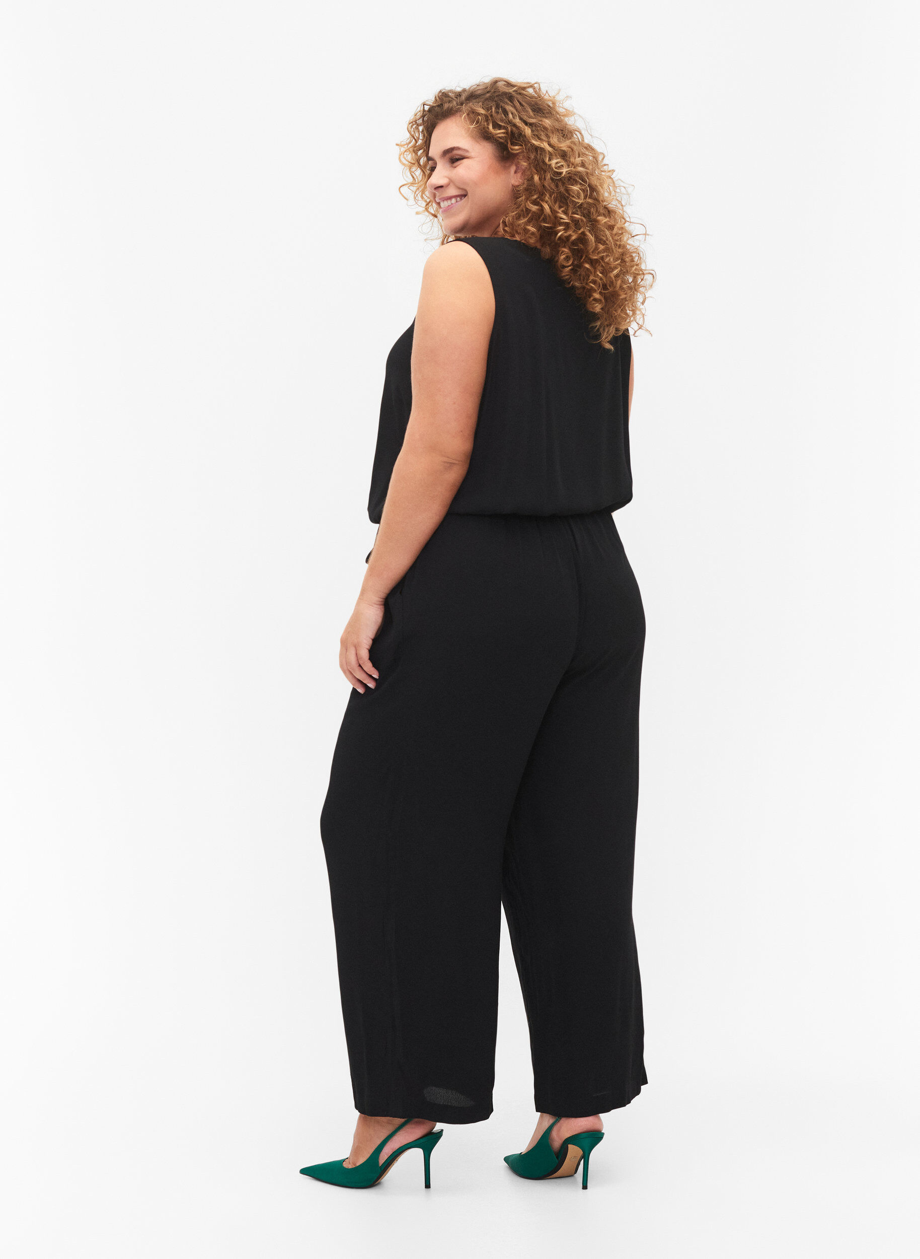 Zizzi &Auml;rmelloser Jumpsuit aus Viskose, Black, Model image number 1