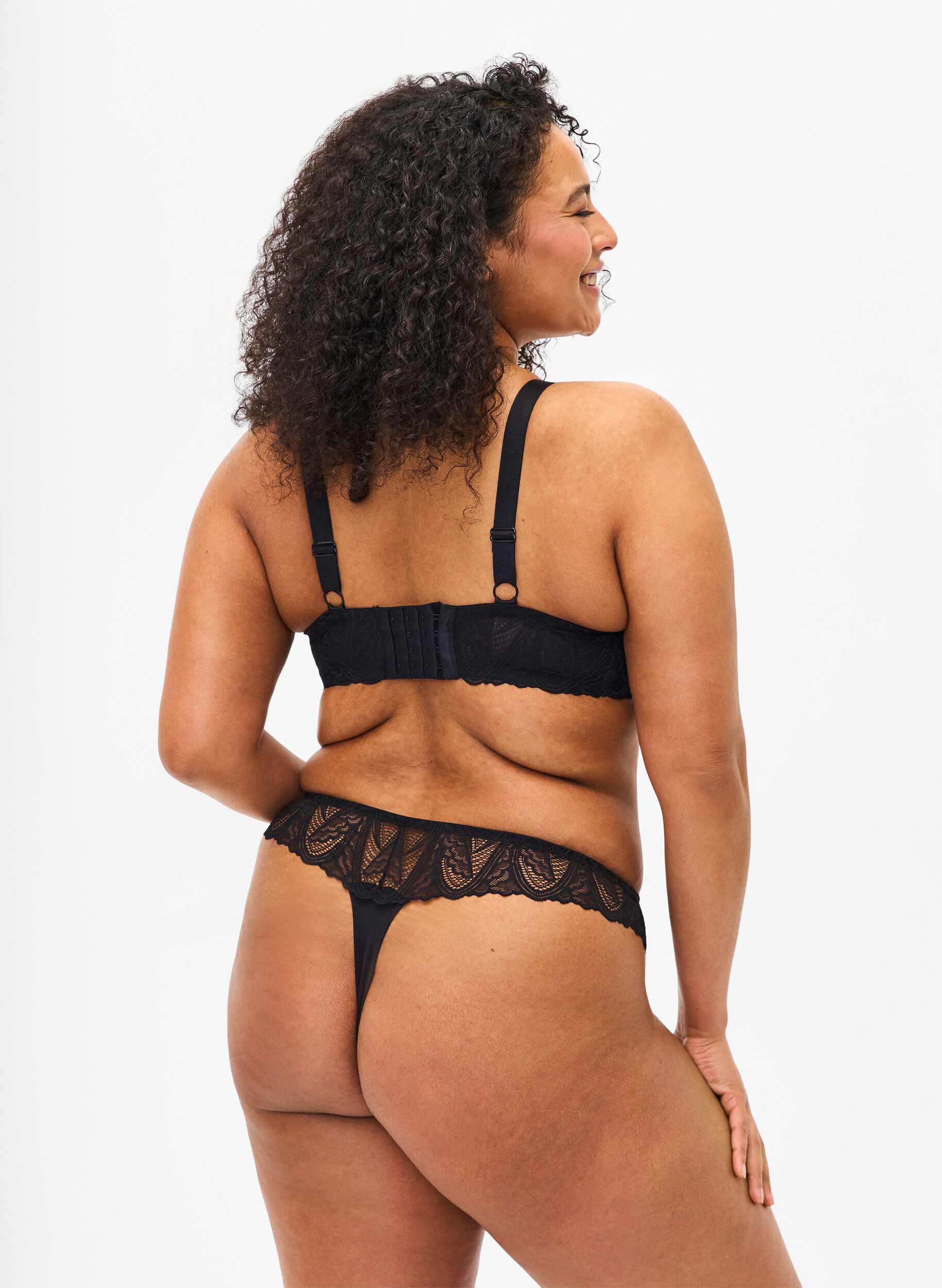 Zizzi String mit Spitze und normal hohem Bund, Schwarz, Model image number 1