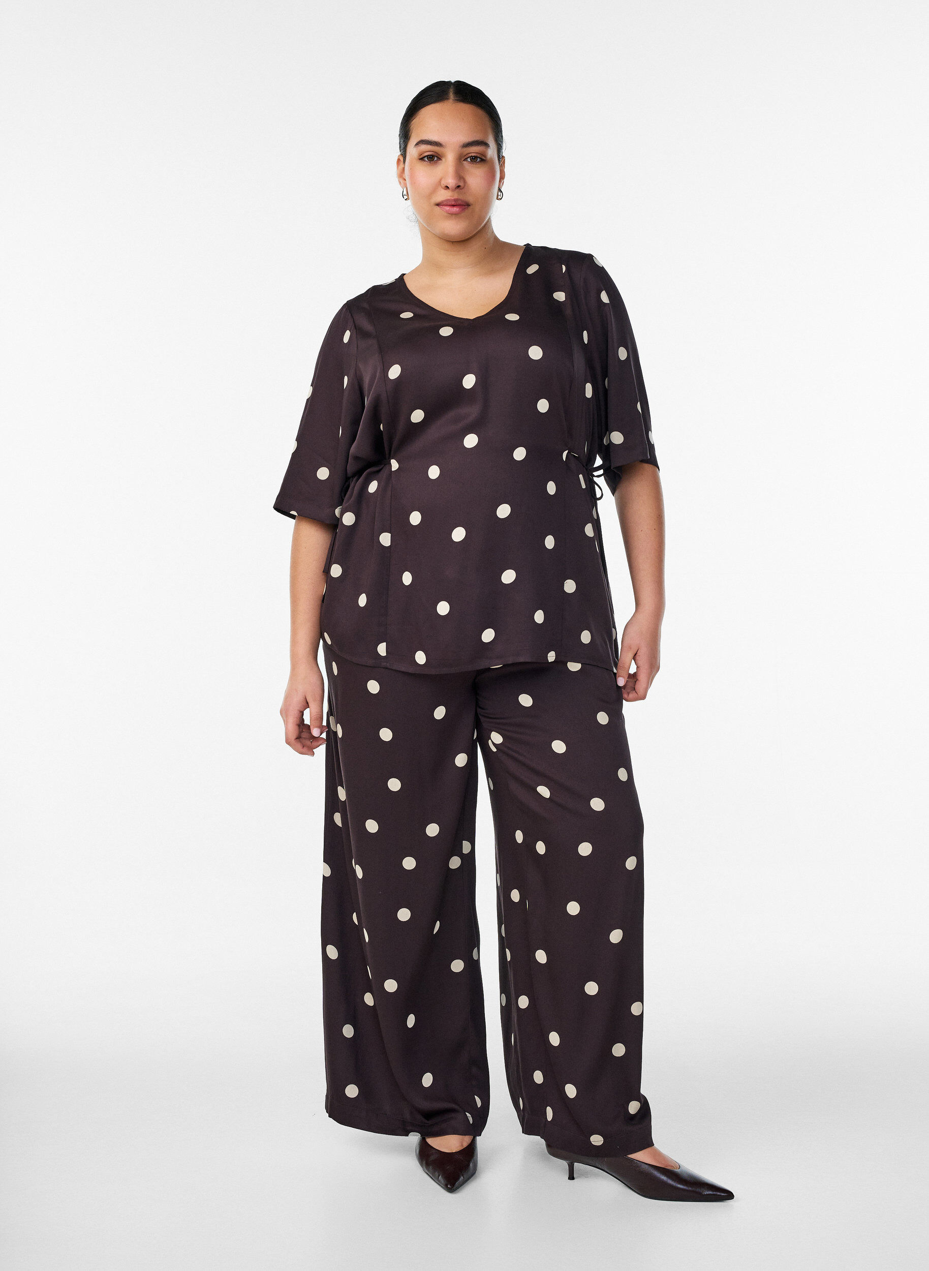 ZizziBlouse en viscose &agrave; pois avec col en V et lien &agrave; nouer, Marron, Model image number 1