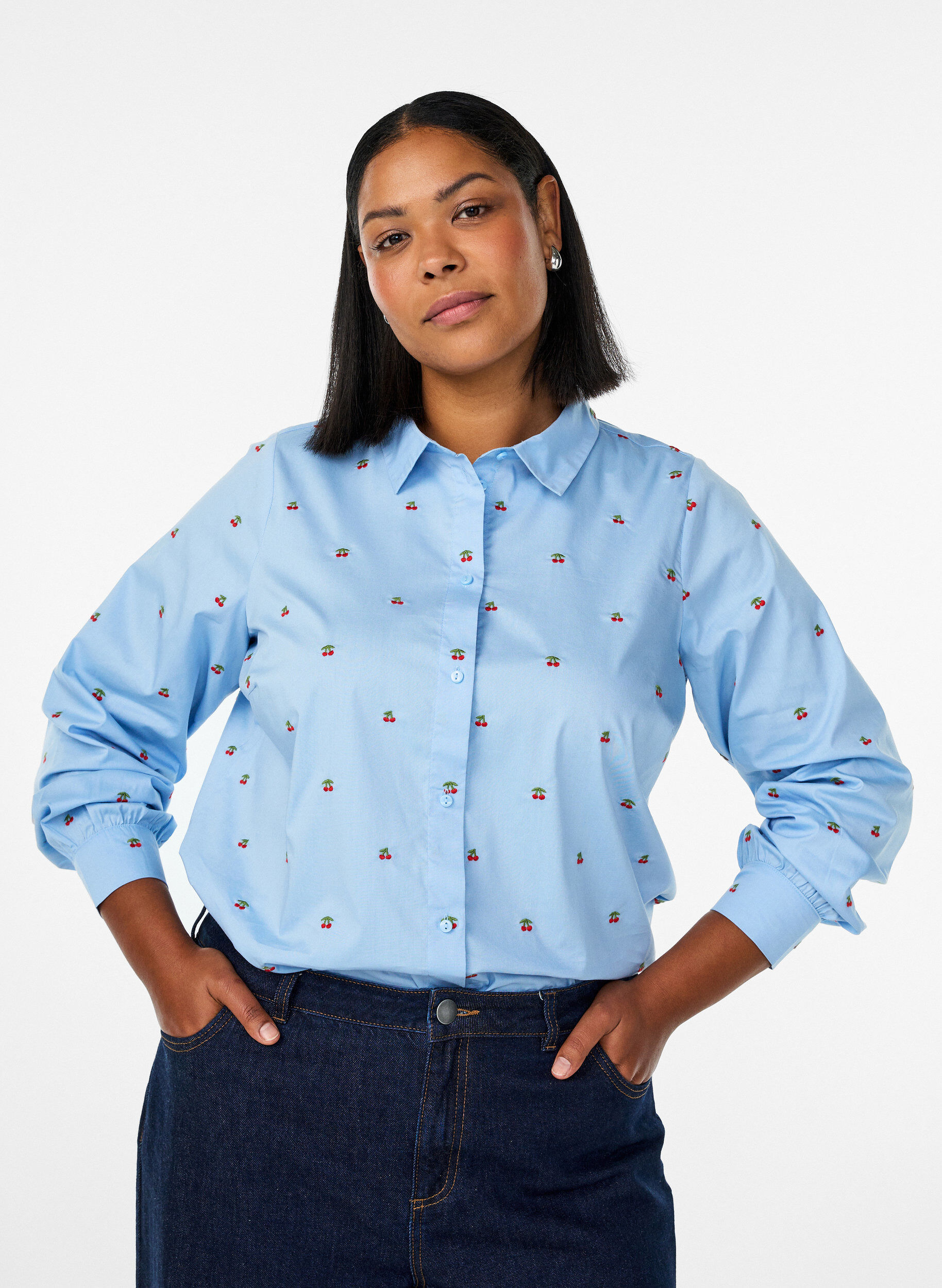 ZizziChemise avec cerises brod&eacute;es, Bleu Clair, Model image number 0