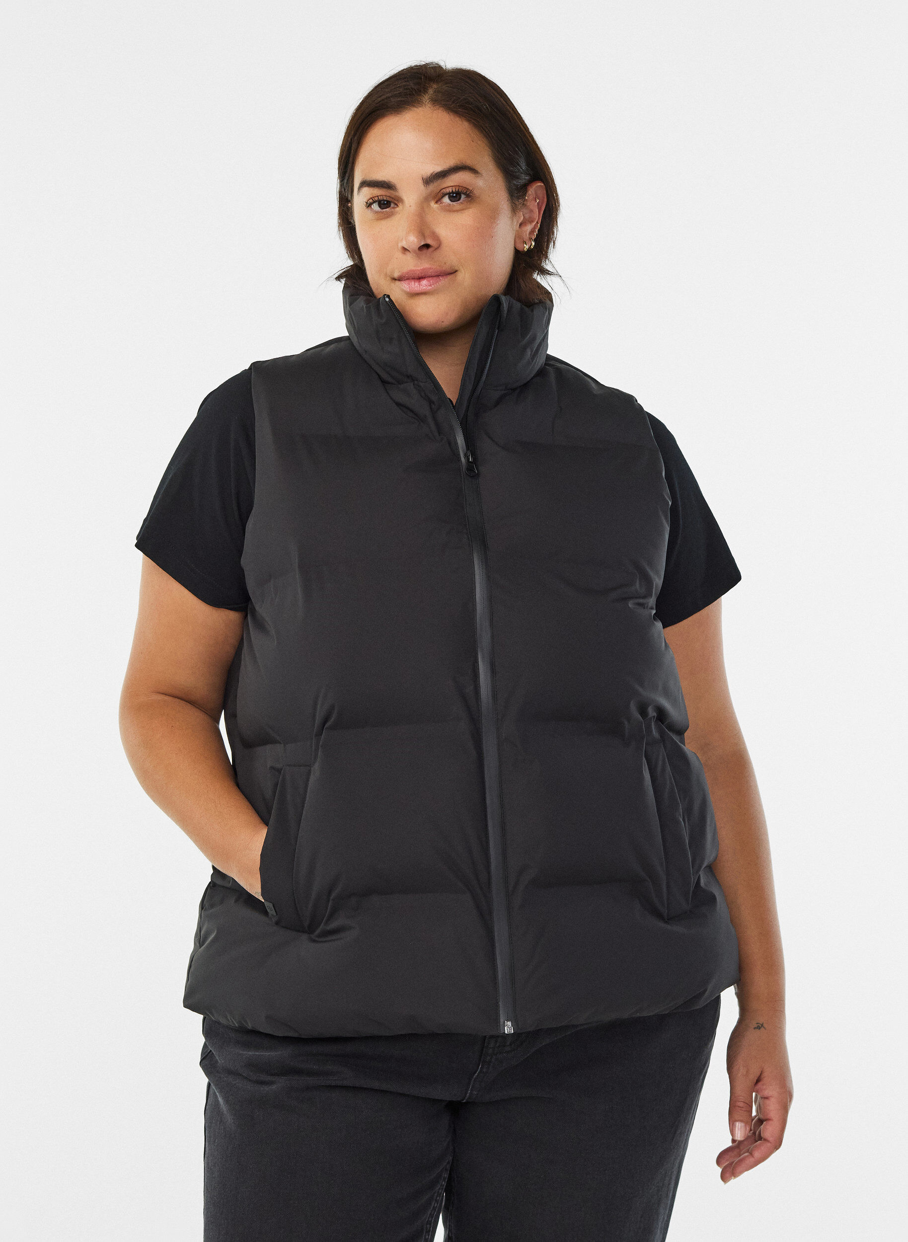 Kurze Steppweste mit hohem Kragen, Schwarz, Model