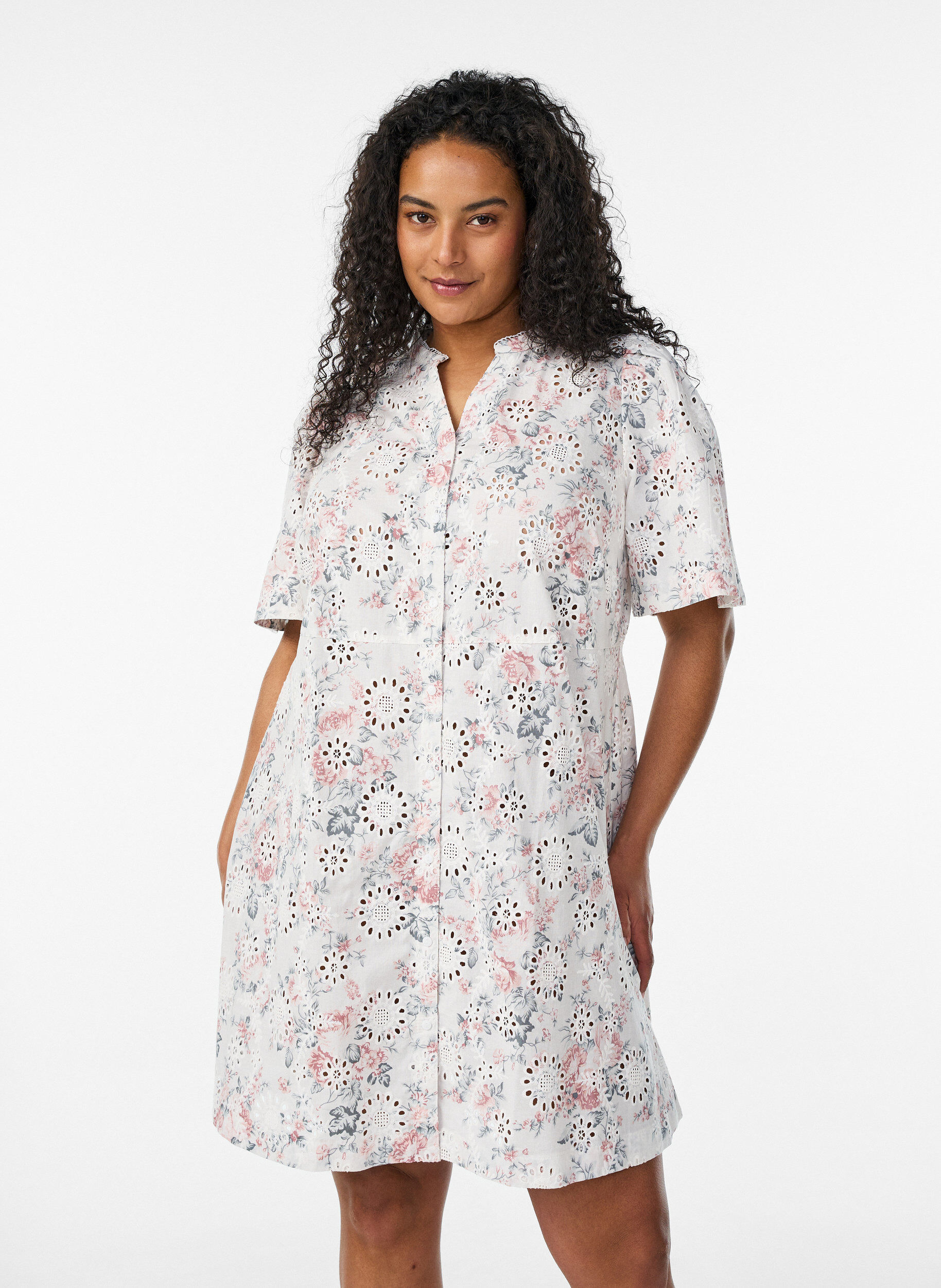 Kleid aus Baumwolle mit gebl&uuml;mtem Muster und Broderie Anglaise, Vanille, Model