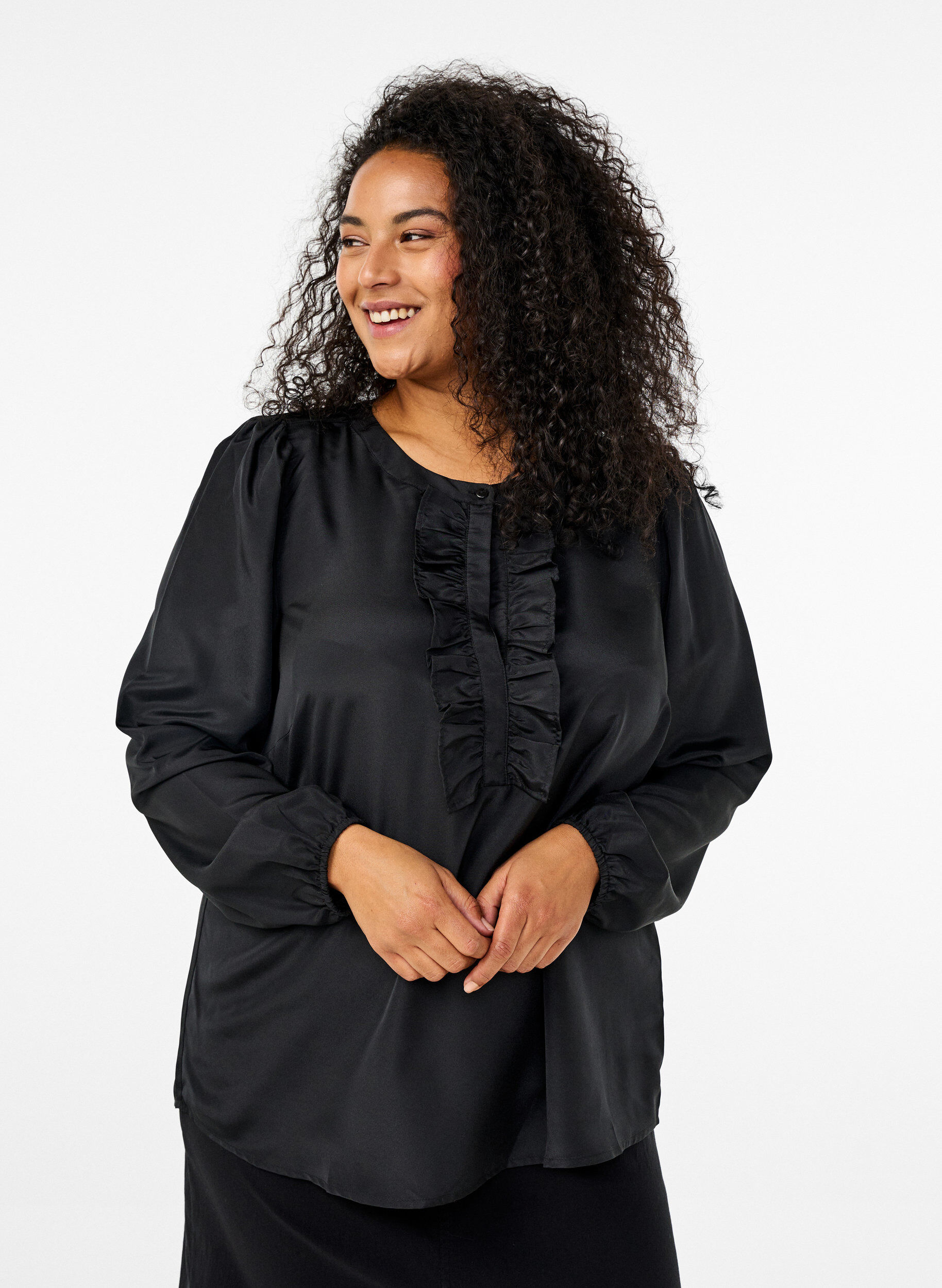 Zizzi Satinbluse mit Volantdetails, Black, Model image number 0