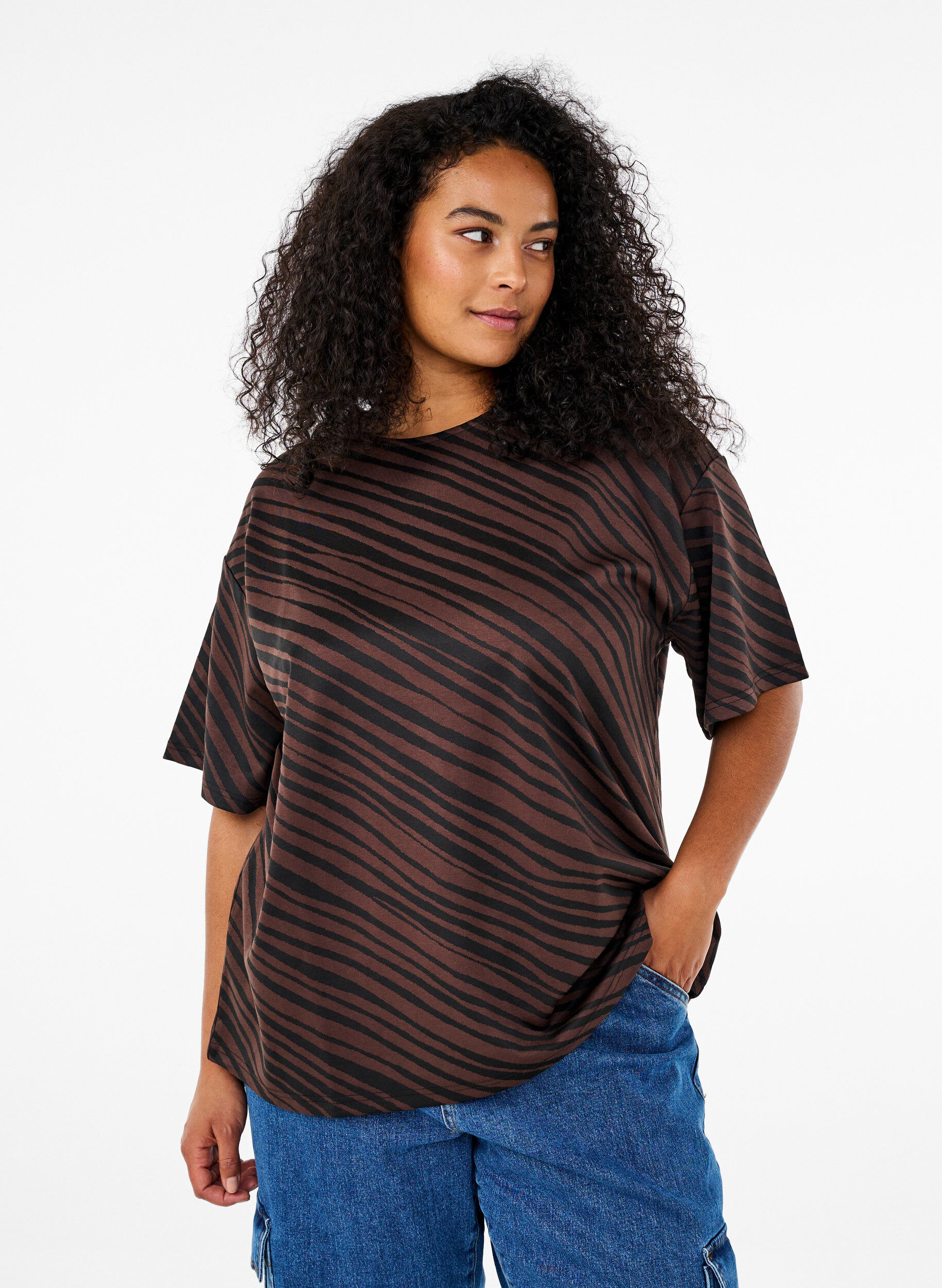 Zizzi Oversize-Bluse mit Muster, Braun, Model image number 0