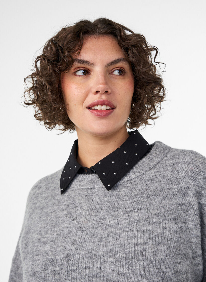 Empi&egrave;cement de col avec des strass et des boutons, Noir, Model image number 0