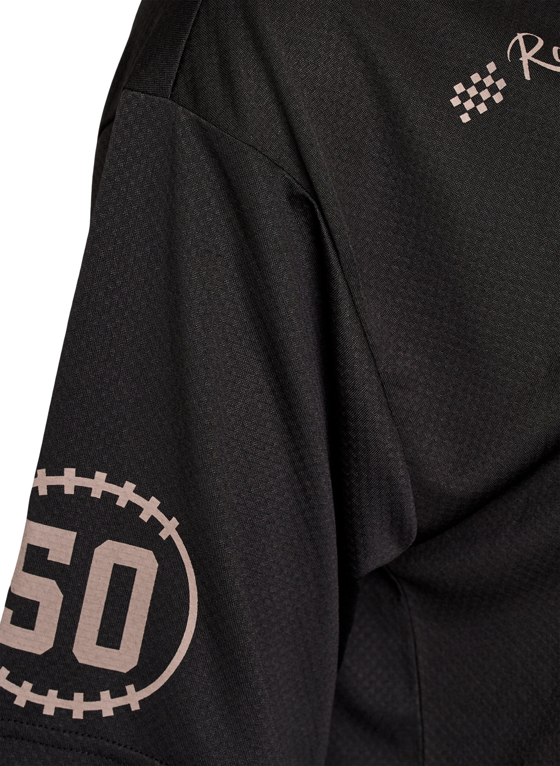 Zizzi Sportliches T-Shirt mit V-Ausschnitt und Racing-Print, Schwarz, Packshot image number 3