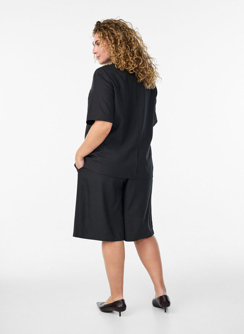 Short bermuda ample &agrave; taille haute, Noir, Model image number 2