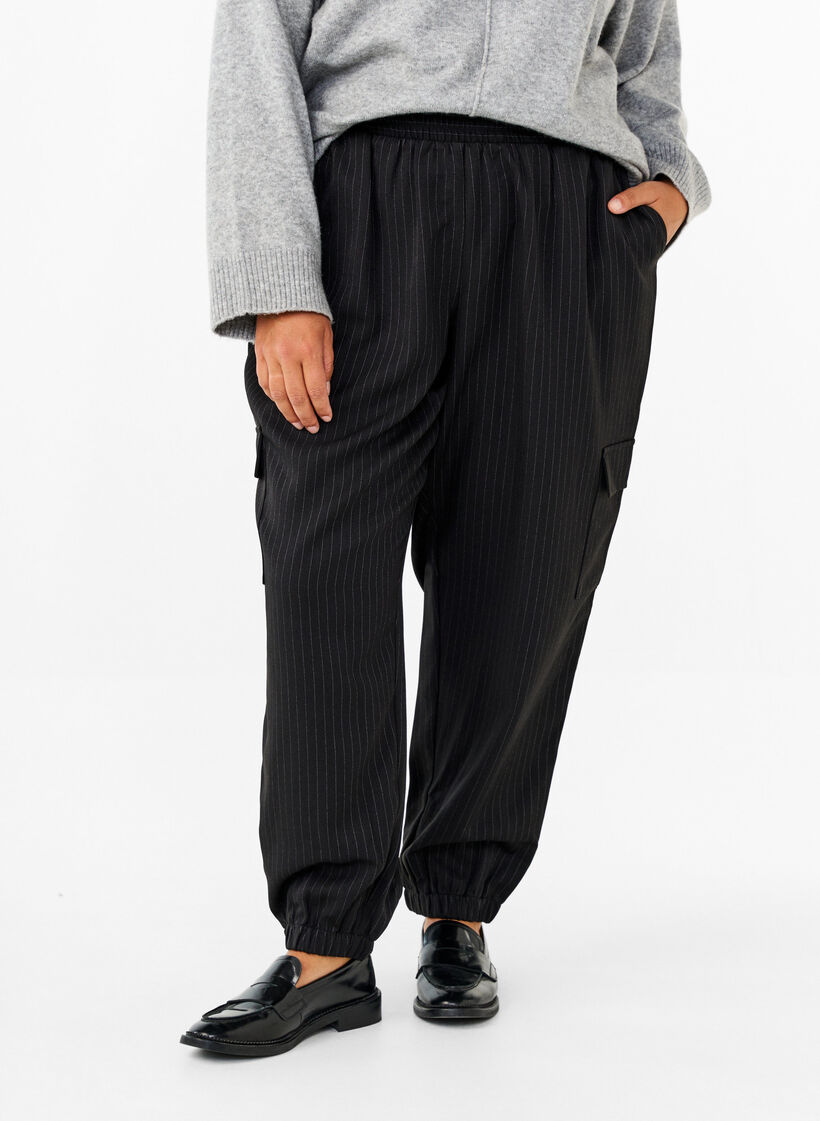 Pantalon avec poches cargo et taille élastiquée, Noir, Model image number 2
