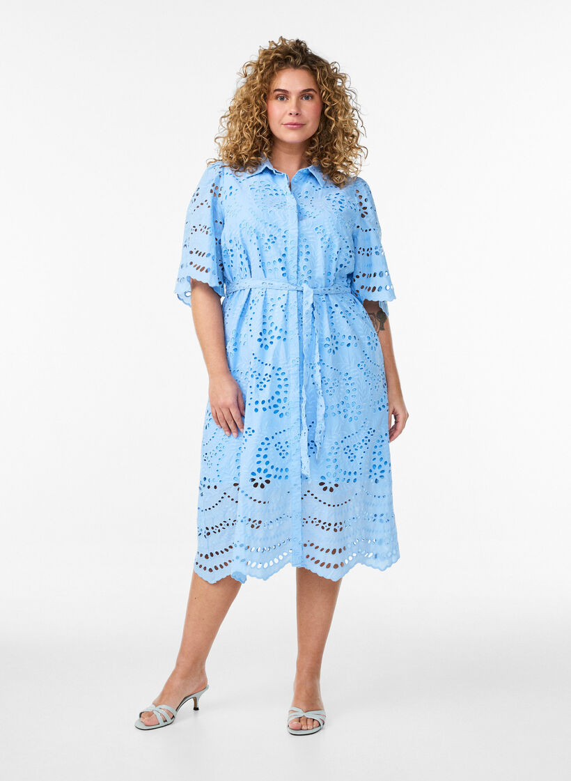 Hemdblusenkleid aus Broderie Anglaise mit Bindeg&uuml;rtel, Blau, Model