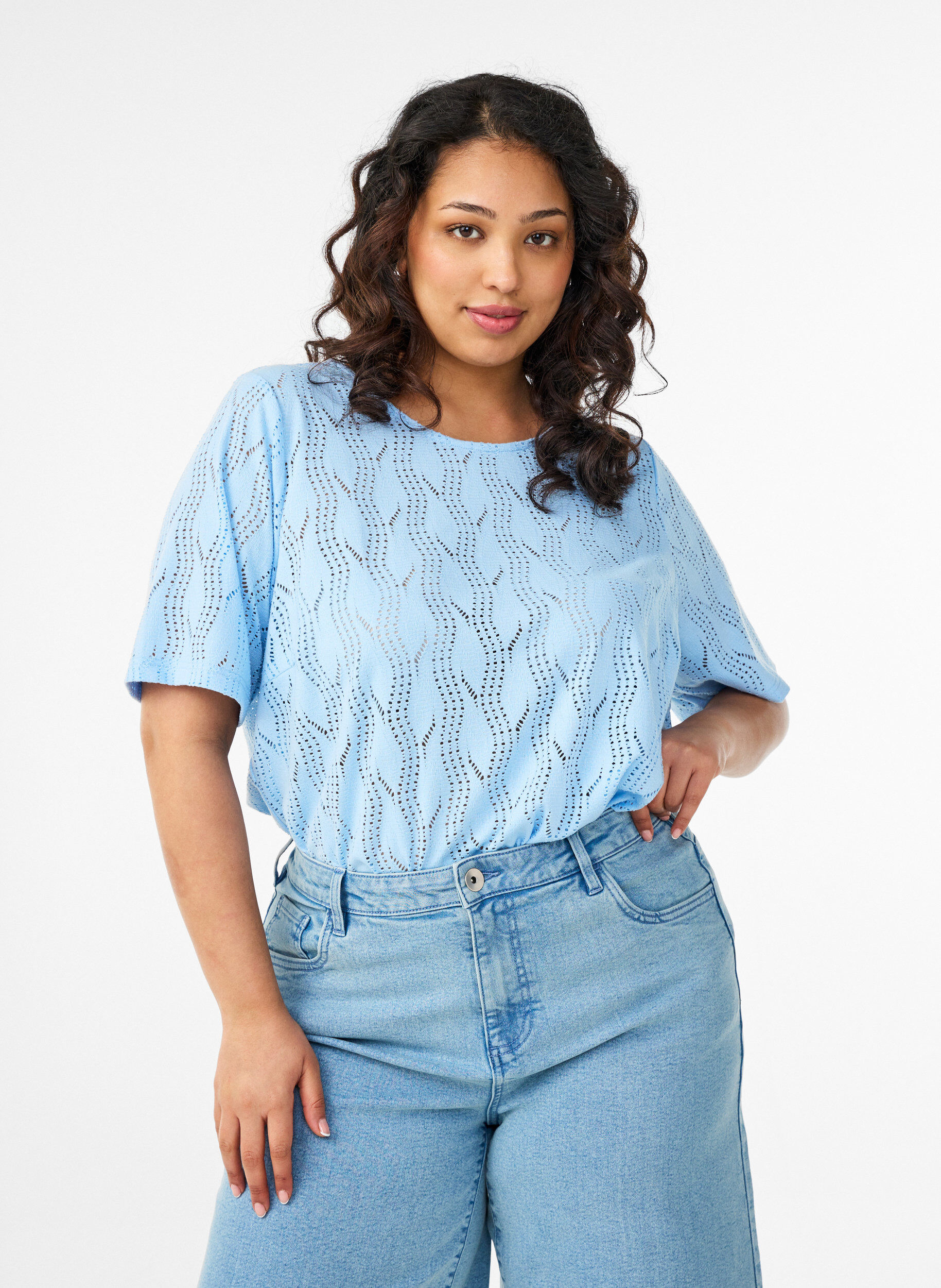 Zizzi T-Shirt aus Jersey mit Lochstickerei, Blau, Model image number 0