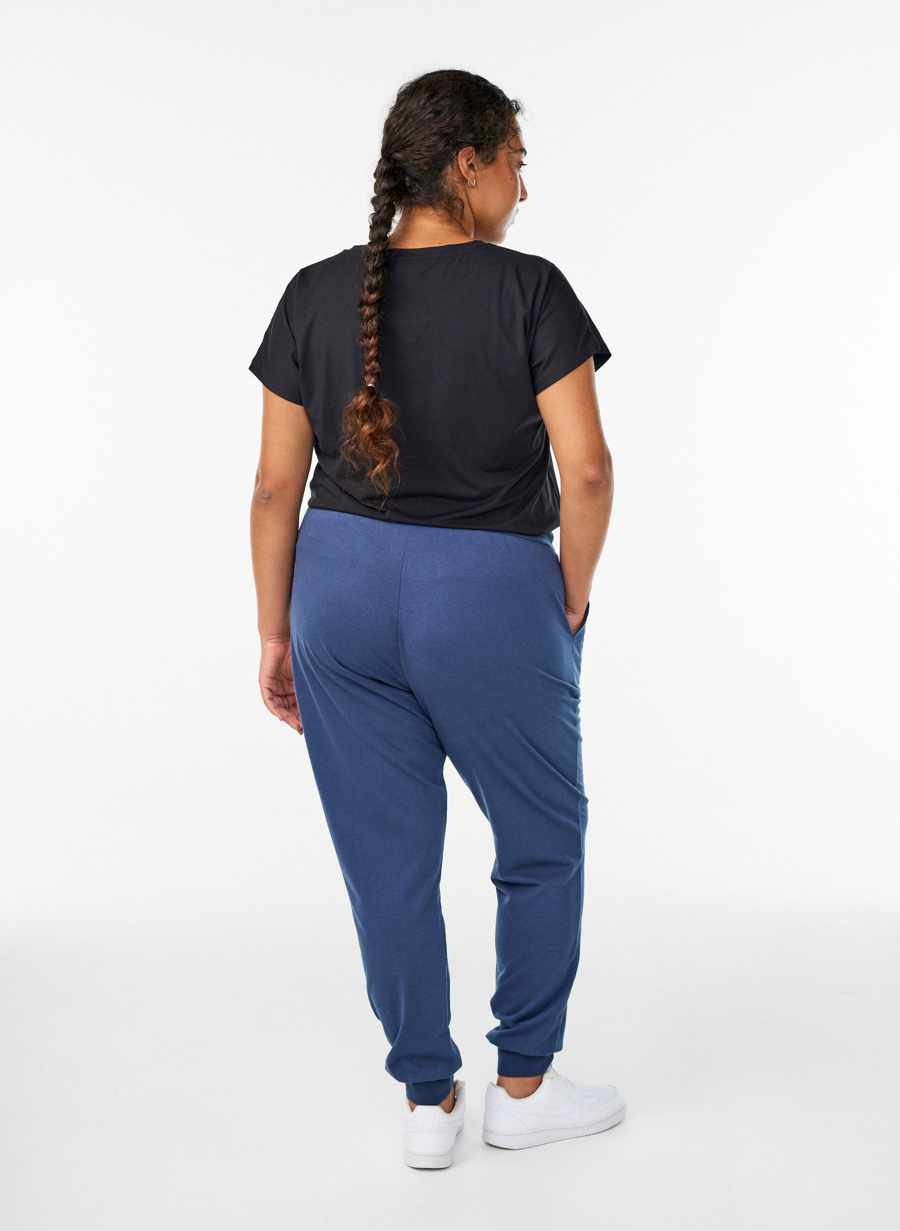 Zizzi Pantalon de sport ample avec des poches, Bleu, Model image number 1