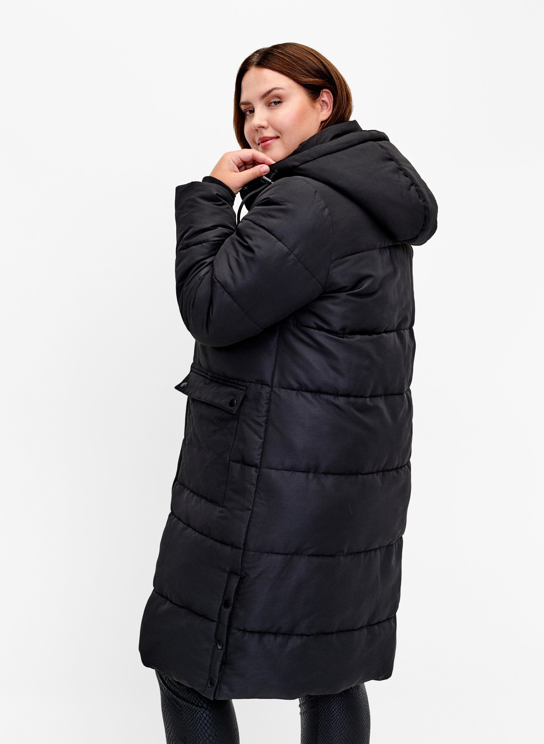 Zizzi Lange Pufferjacke mit Taschen und Kapuze, Schwarz, Model image number 2