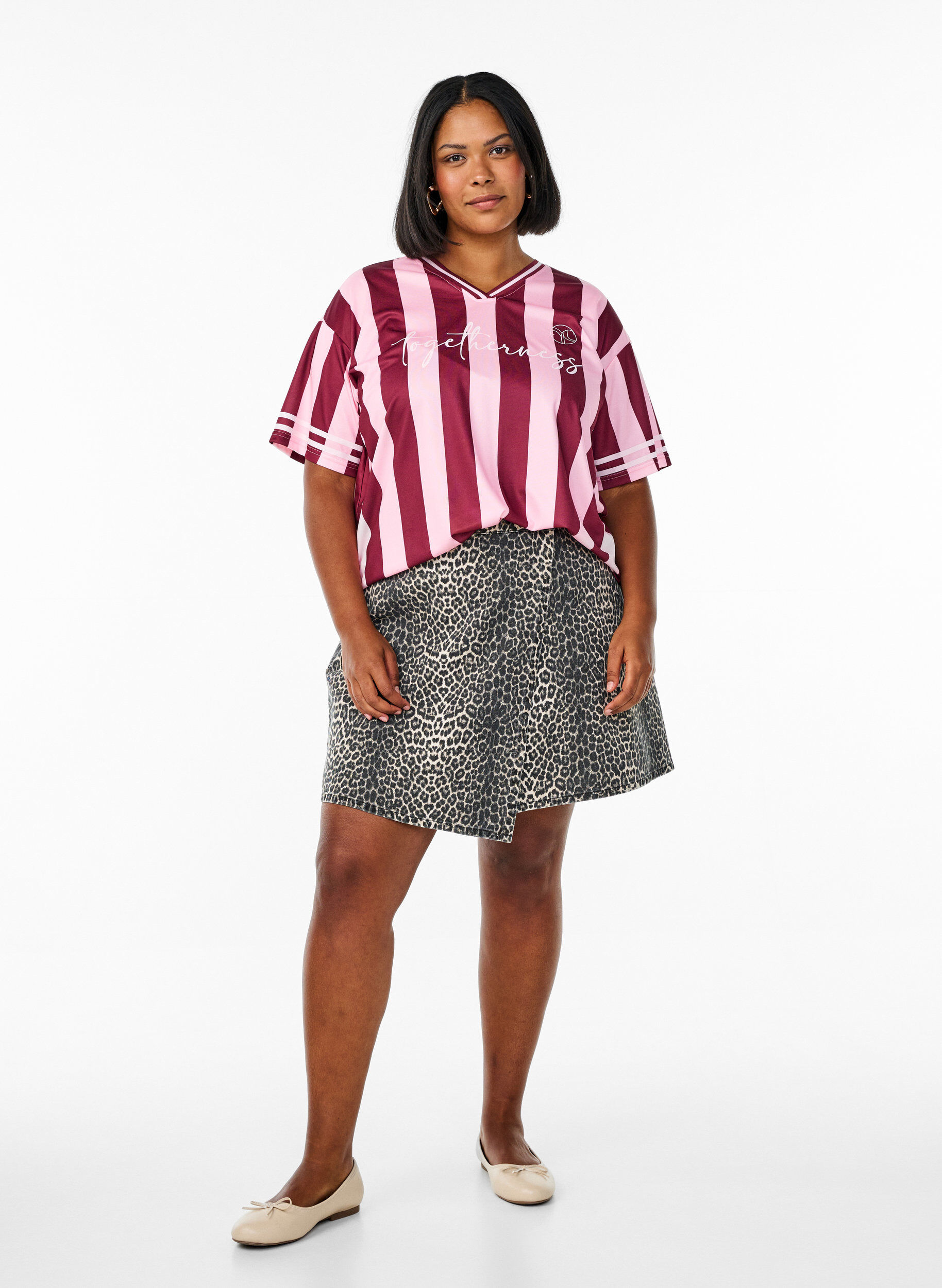 Zizzi Jupe en jean courte &agrave; coupe &eacute;vas&eacute;e, Marron, Model image number 1