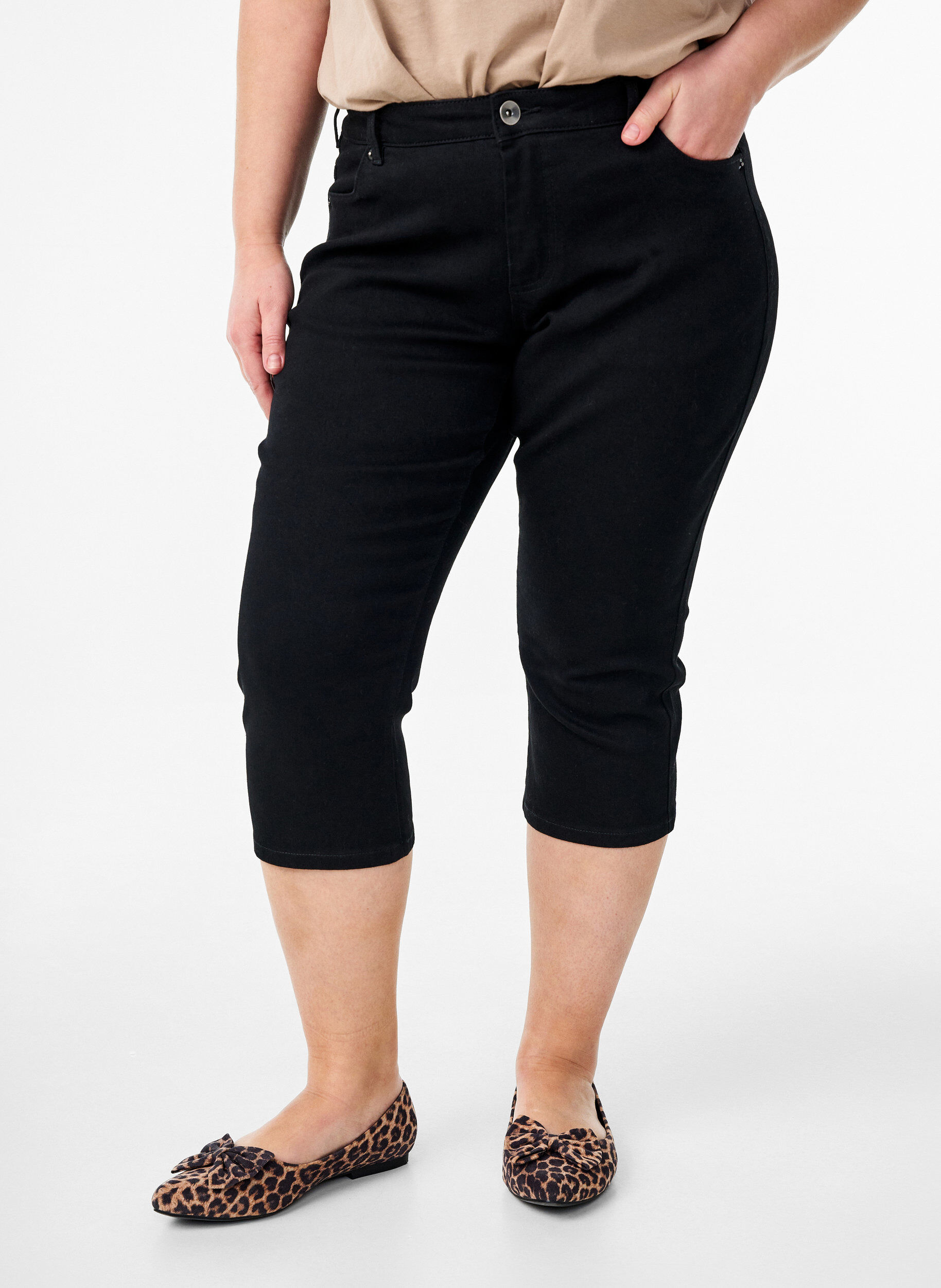 Zizzi Culotte Emily en denim slim fit, Noir, Model image number 2