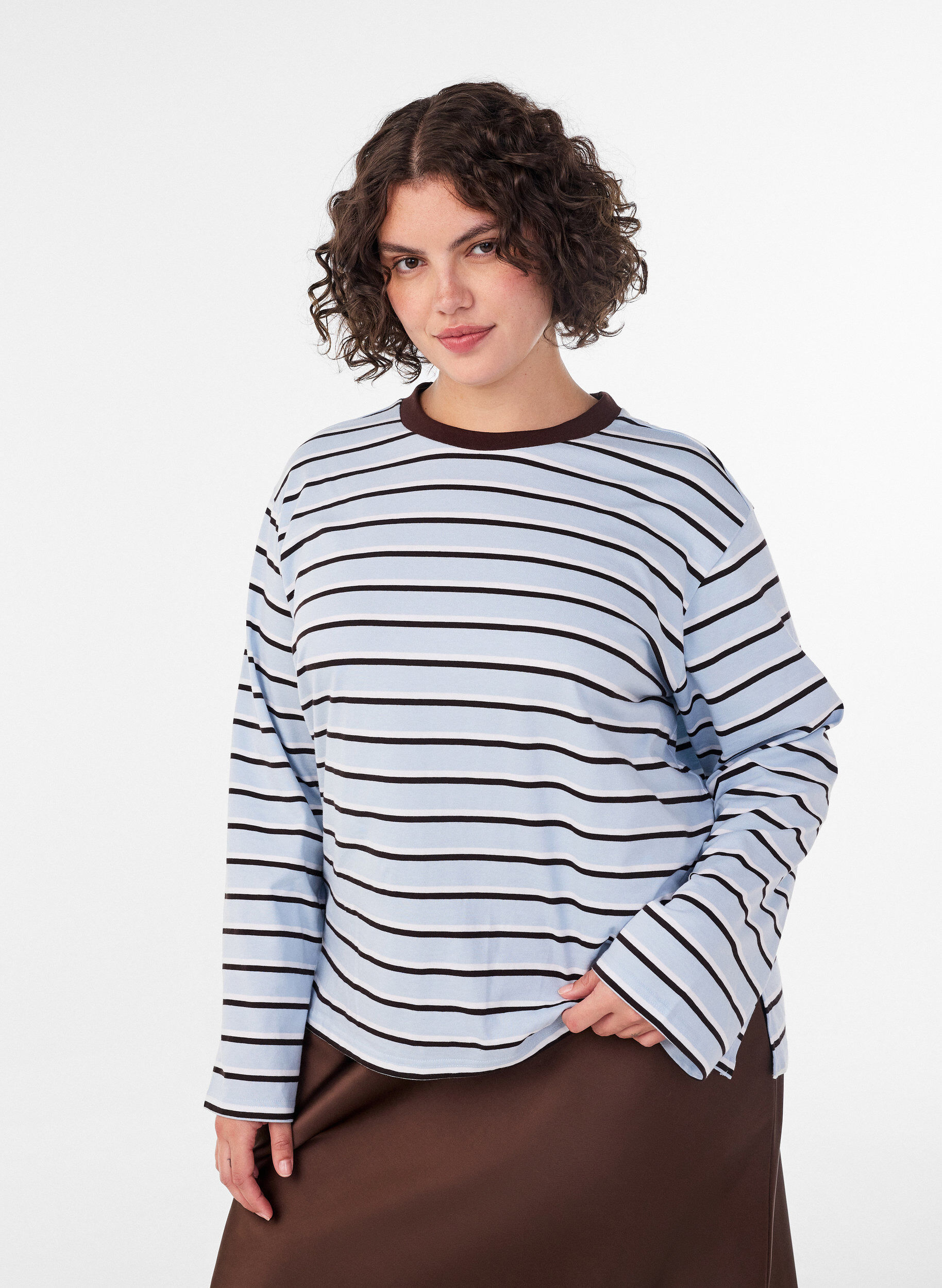 Basic T-Shirt mit langen &Auml;rmeln, Blau, Model