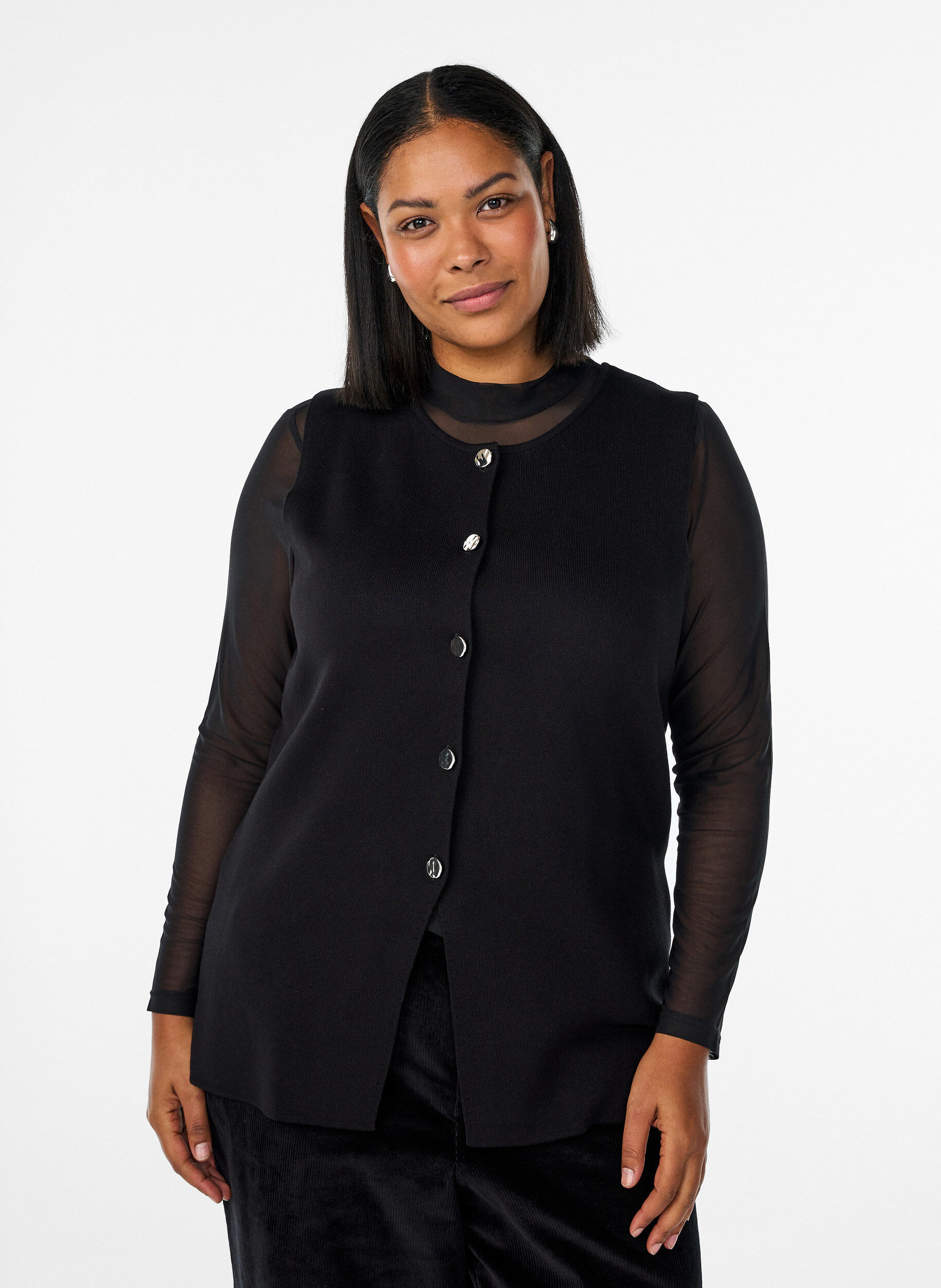 &Auml;rmellose Strickweste mit Zierkn&ouml;pfen, Schwarz, Model