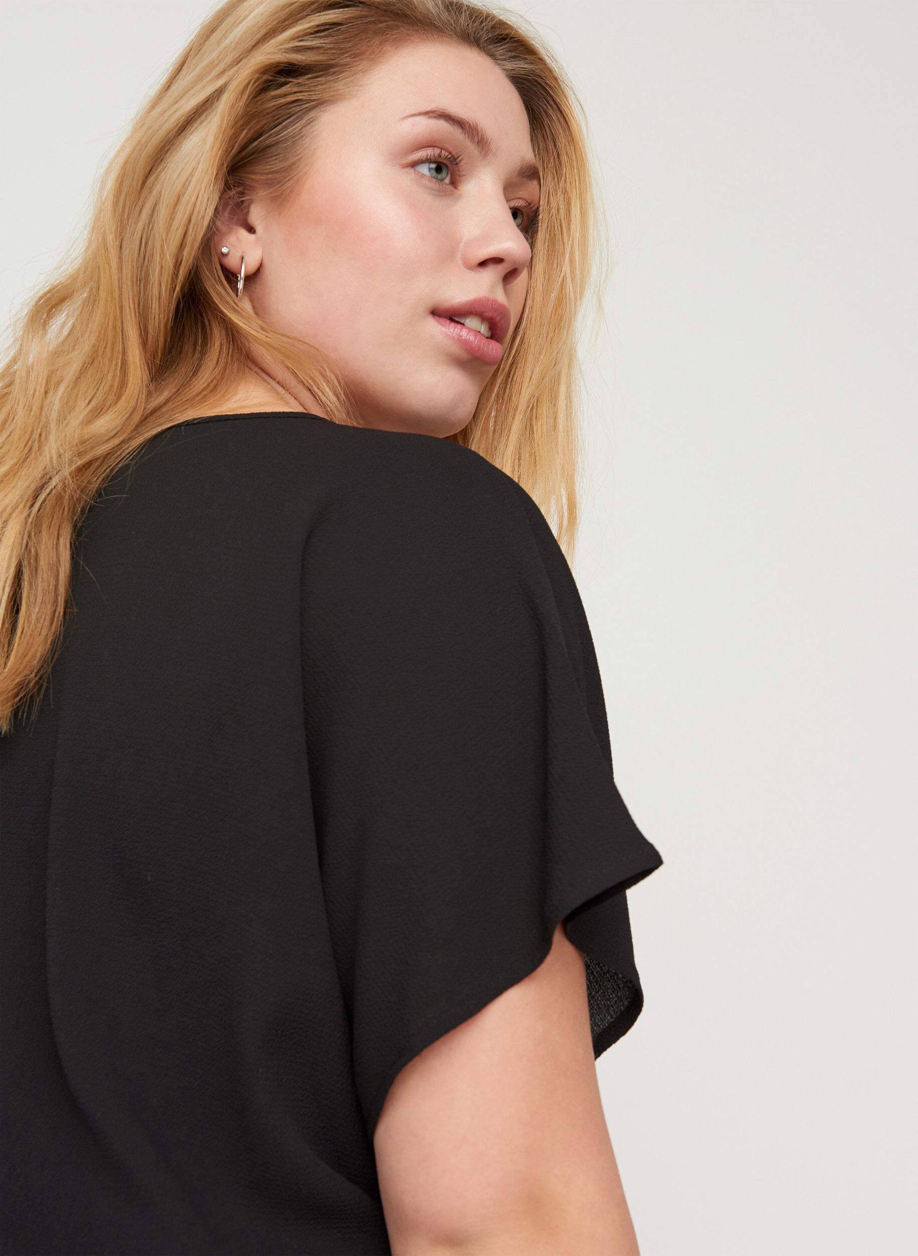 ZizziBluse mit kurzen &Auml;rmeln und Rundhalsausschnitt, Schwarz, Model image number 3