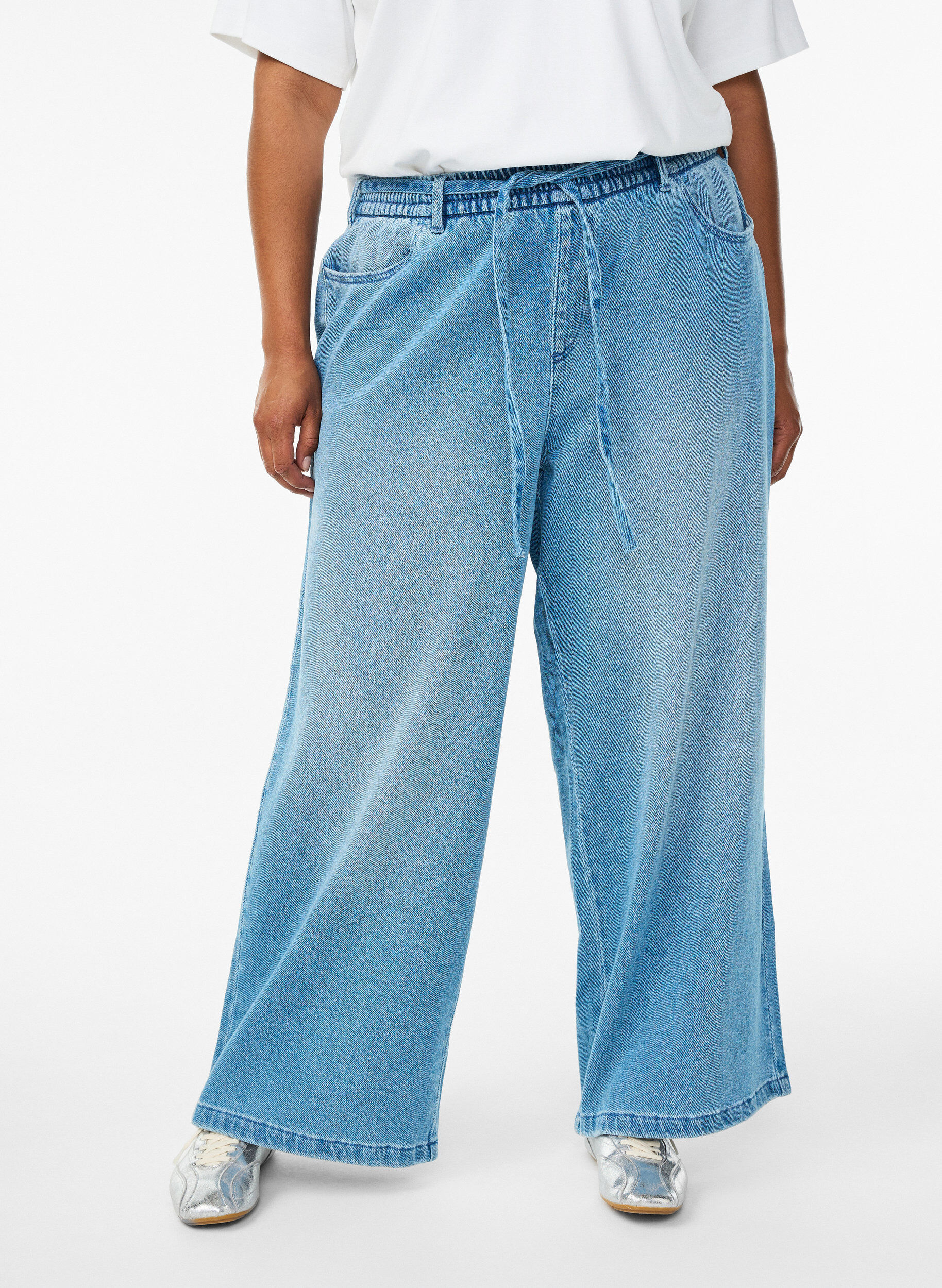 Zizzi Jeans mit lockerer Passform, elastischem Bund und Tunnelzug, Blau, Model image number 2