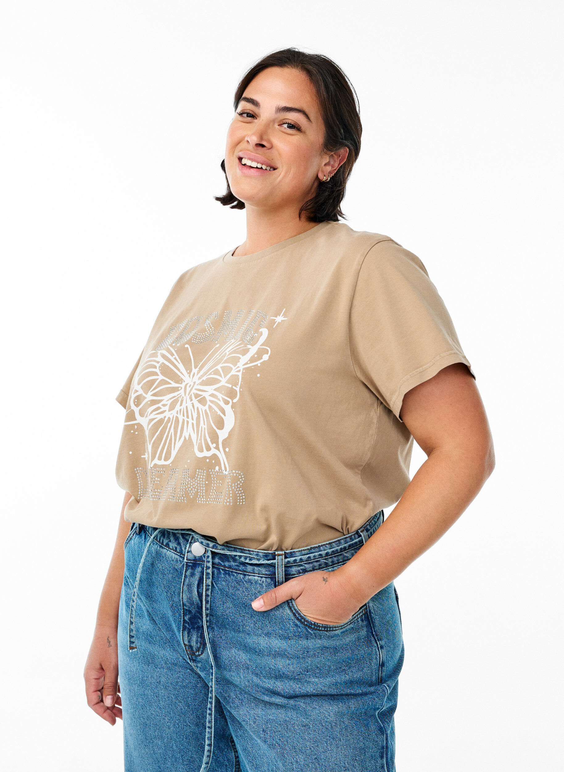 Zizzi T-Shirt aus Bio-Baumwolle mit Strass und Schmetterlingsmotiv, Braun, Model image number 0