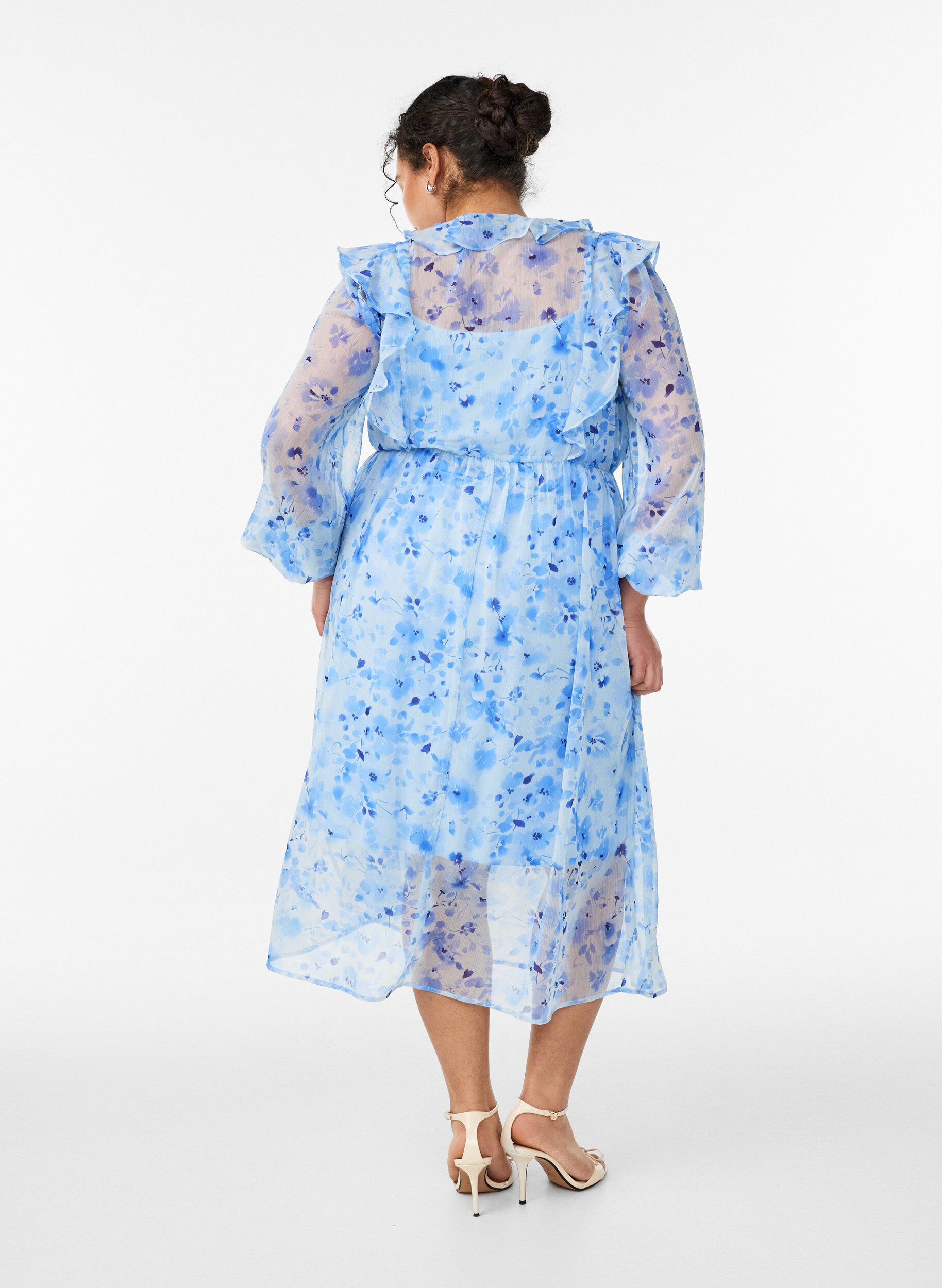 Zizzi Gebl&uuml;mtes Kleid aus Chiffon mit R&uuml;schen und langen &Auml;rmeln, Blau, Model image number 1