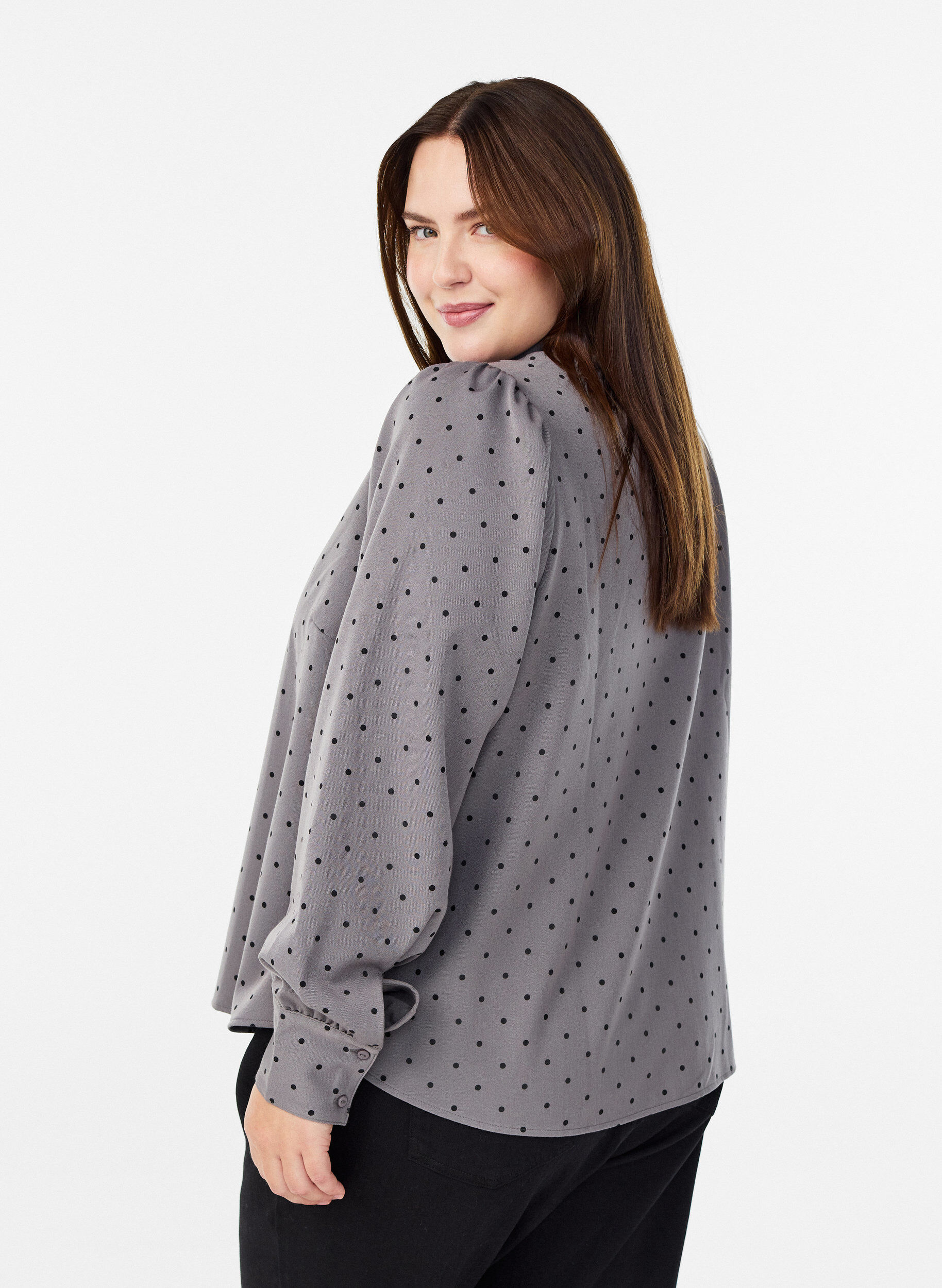 Zizzi Bluse mit Kragen und Punkten, Grau, Model image number 2